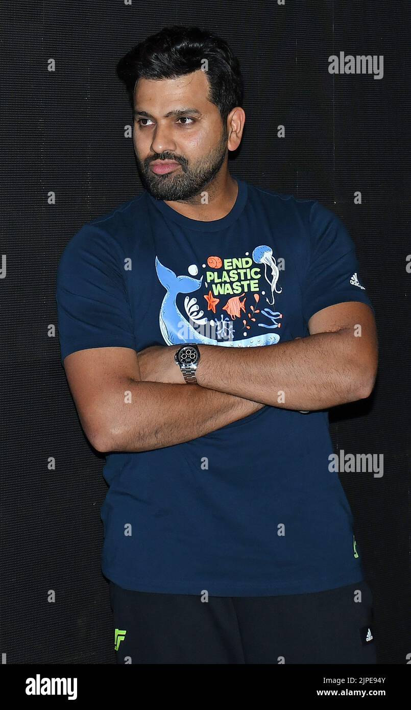 Rohit Sharma, capitán de críquet indio, se ve durante el lanzamiento de la  ropa deportiva de edición limitada en Mumbai. La edición limitada de ropa  deportiva en colaboración con la marca Adidas