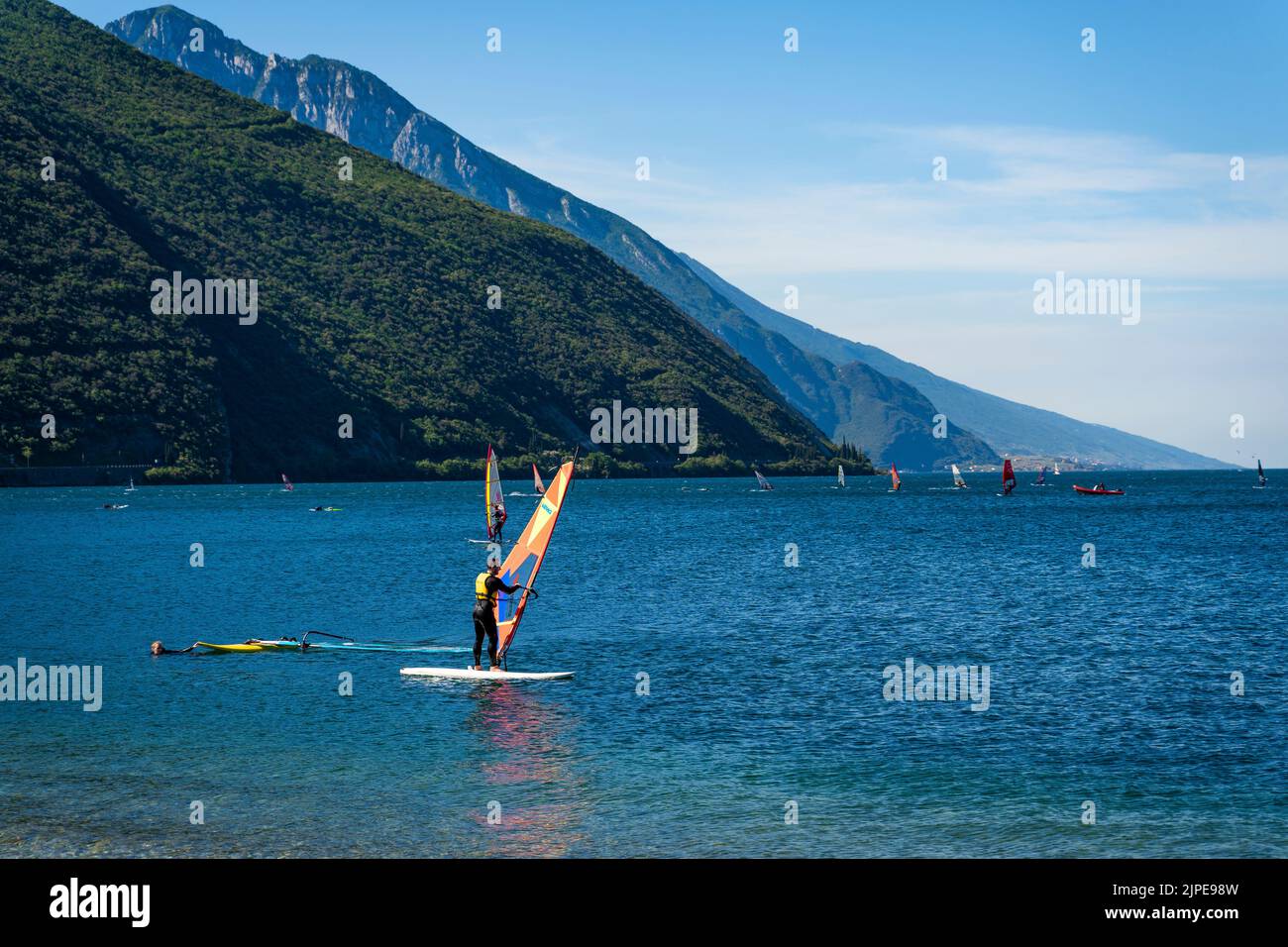 Nago-Torbole, Lago de Garda, Italia - 06 de junio de 2022: Windsurf en una tabla de surf en la orilla norte del Lago de Garda, en Italia, la ciudad de Torbole es popular Foto de stock