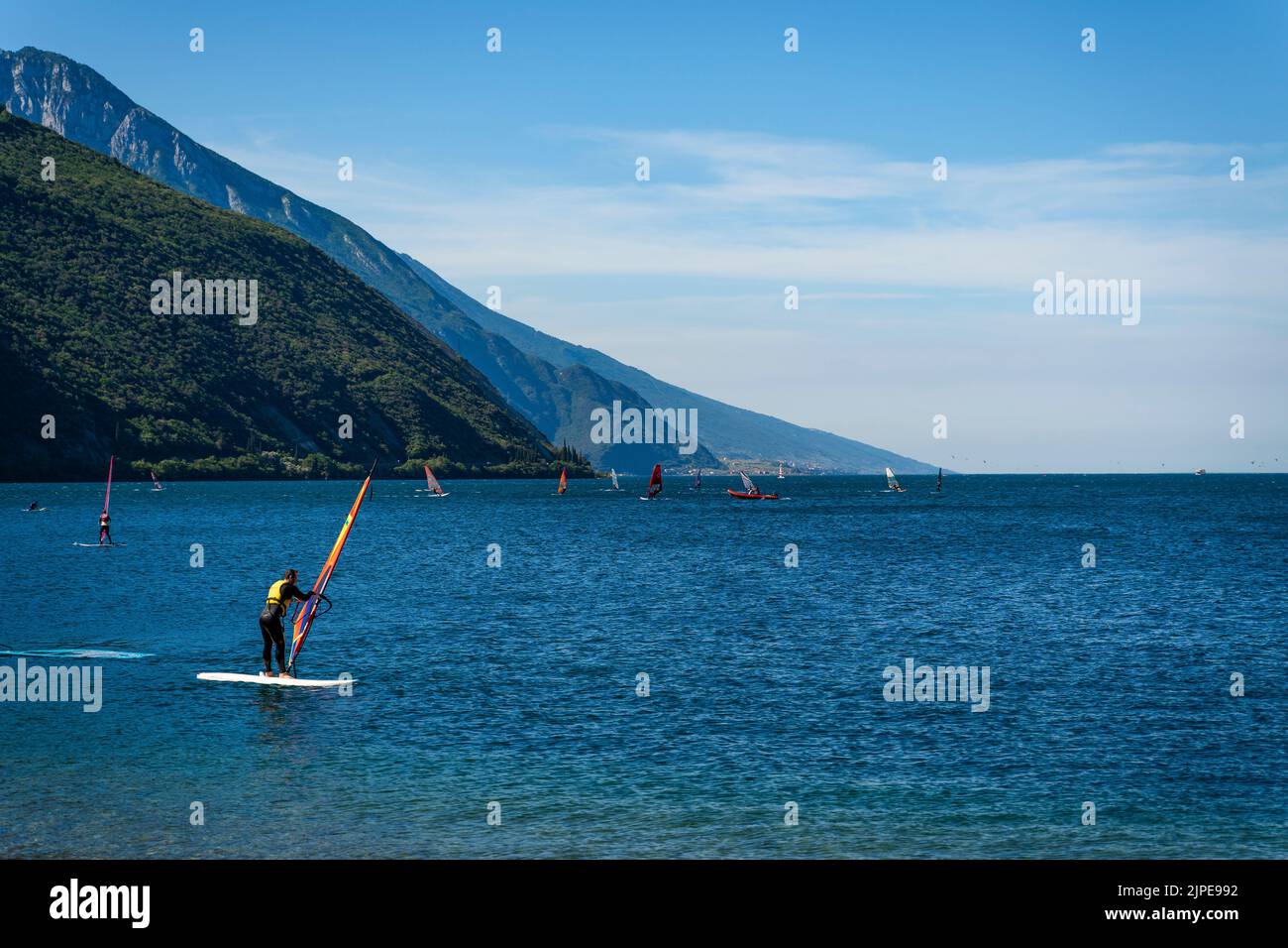 Nago-Torbole, Lago de Garda, Italia - 06 de junio de 2022: Windsurf en una tabla de surf en la orilla norte del Lago de Garda, en Italia, la ciudad de Torbole es popular Foto de stock