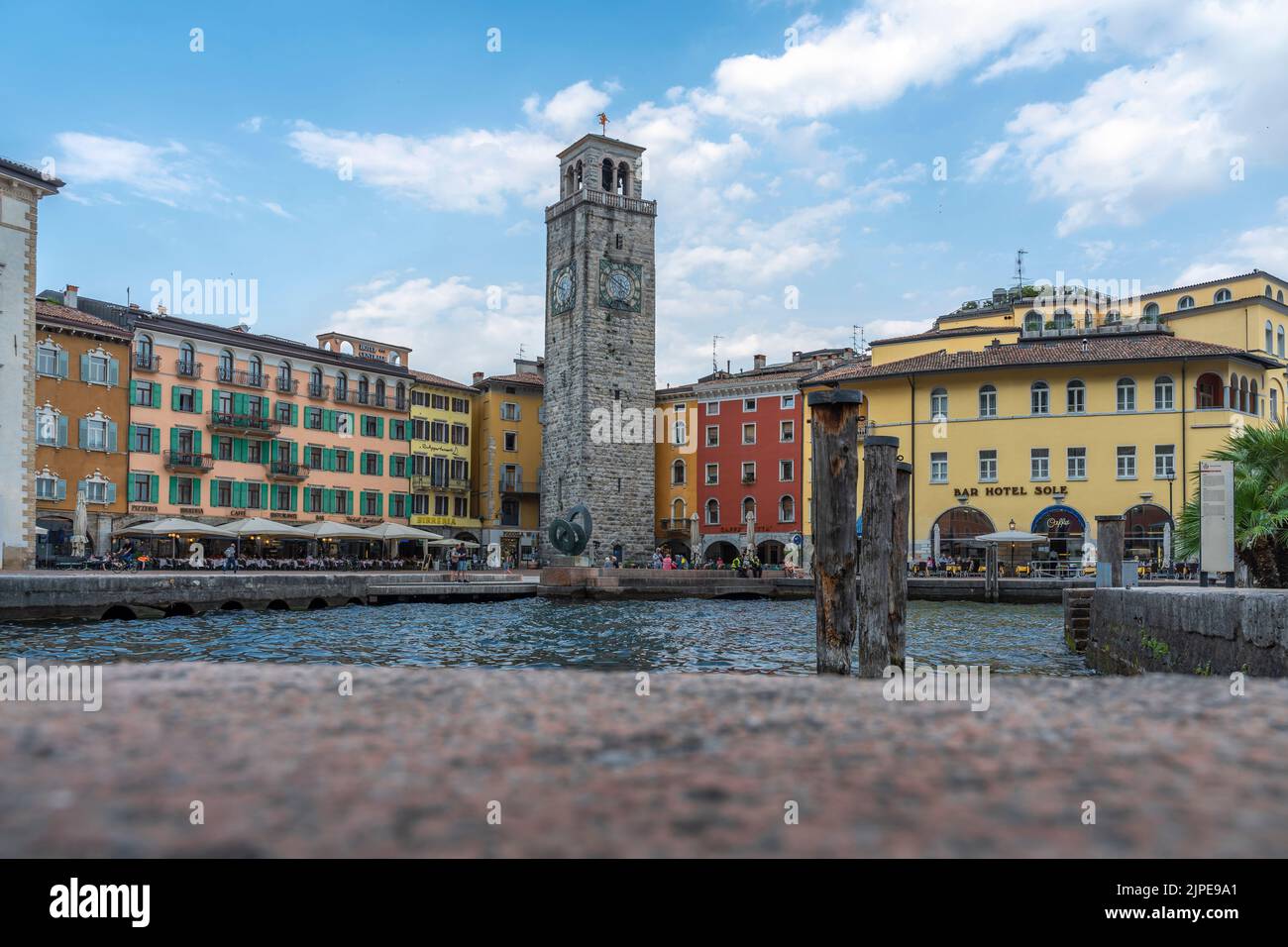 Riva, Lago de Garda, Italia - 11 de mayo de 2022: La ciudad de Riva Del Garda en la orilla norte del Lago de Garda en Italia Foto de stock