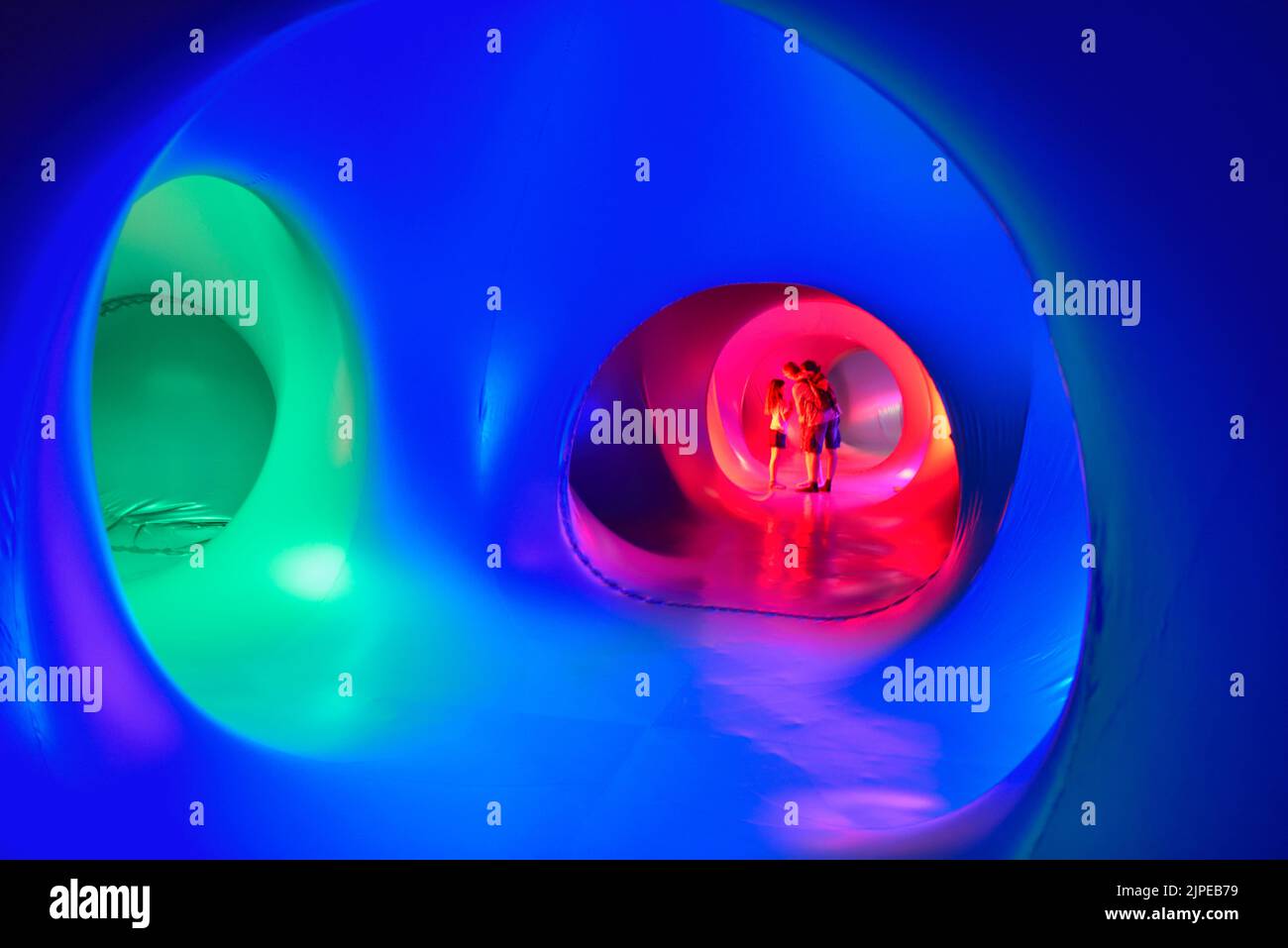 Luminarium. Estructura de construcción temporaria inflable como arte que muestra la luz y el espacio de maneras abstractas, Festival de la Luz de Bristol, Reino Unido Foto de stock