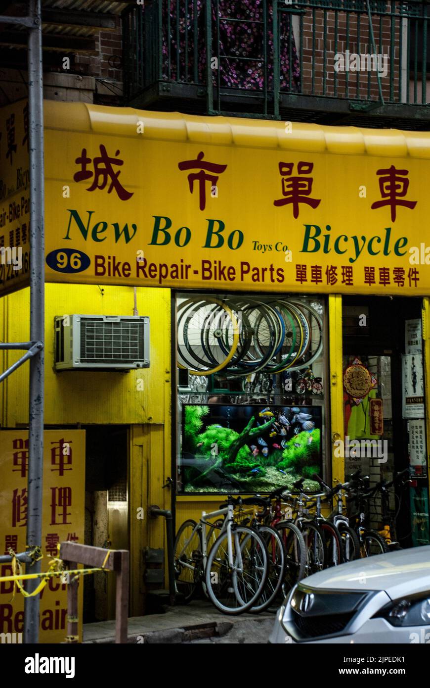 Nueva Bo Bo Bicycle Shop con un acuario en la ventana, Elizabeth Street, Little Italy, Nueva York, NY, EE.UU Foto de stock