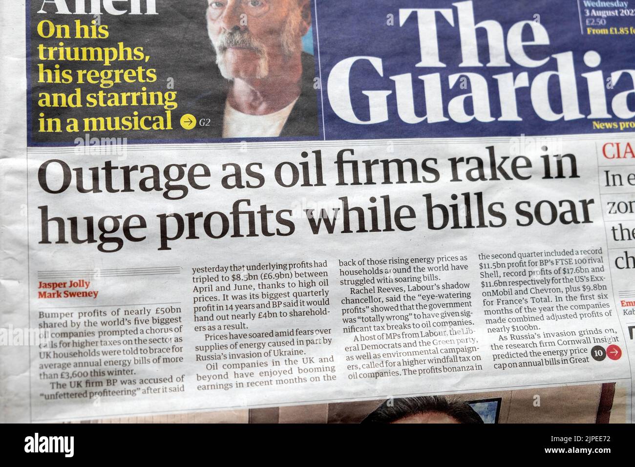 'Indignación como las empresas petroleras rastran enormes beneficios mientras las facturas se disparan' El periódico Guardian titular de la primera página de precios de la energía artículo el 3 de agosto de 2022 Londres Reino Unido Foto de stock