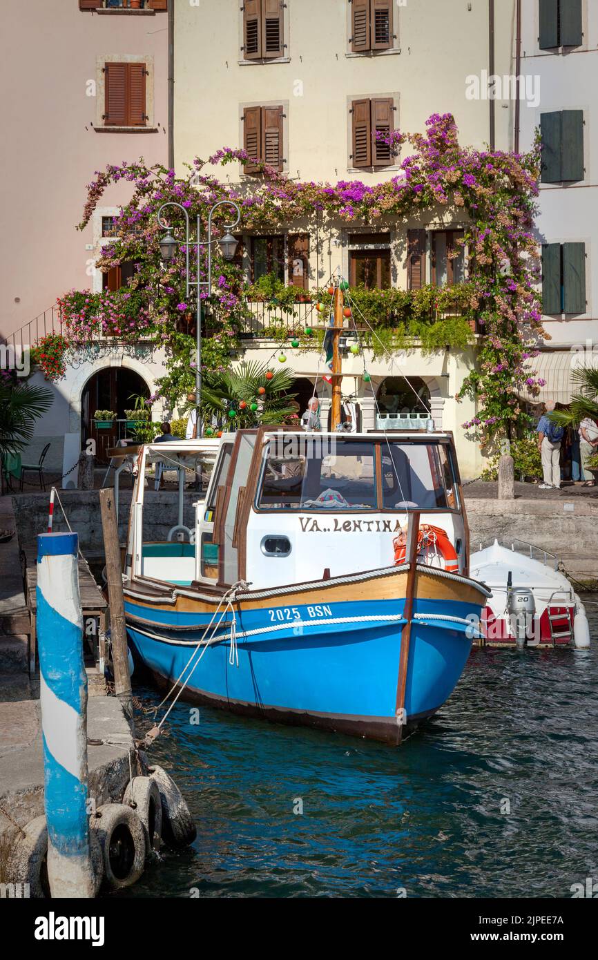 Barcos en el pequeño puerto de Limone - Lago Garda, Lombardía, Italia Foto de stock