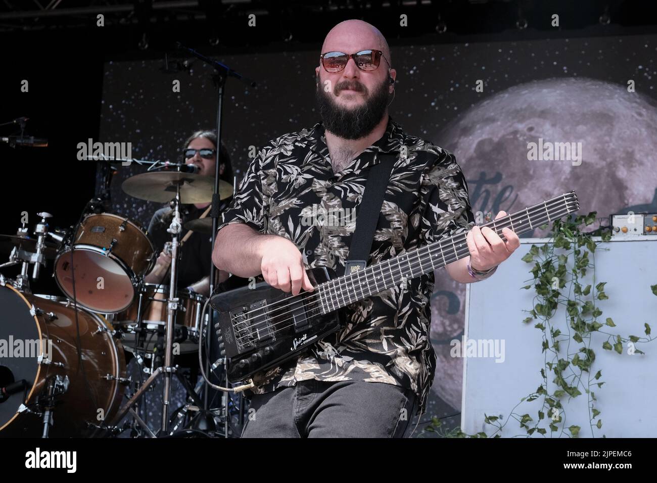 Winchester, Reino Unido. 14th de Ago de 2022. Jonathan 'Jon', bajista Doyle con la banda británica de reggae punk The Skints, que se ve actuando en directo en el escenario Grand Central durante el Fair Festival. Boomtown es un festival de música británica que se celebra cada año en Matterley Estate en el Parque Nacional South Downs, cerca de Winchester. Crédito: SOPA Images Limited/Alamy Live News Foto de stock