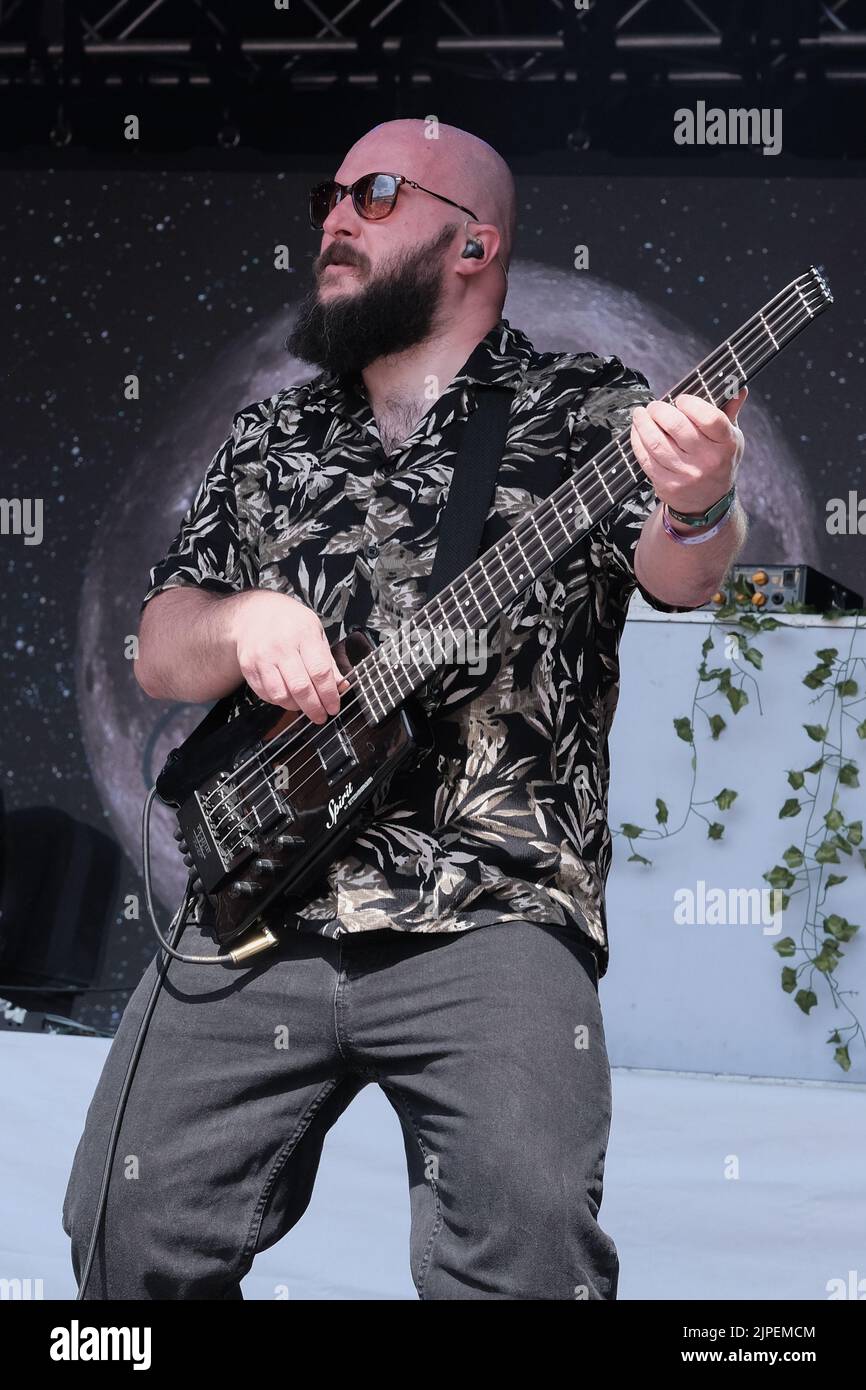 Winchester, Reino Unido. 14th de Ago de 2022. Jonathan 'Jon', bajista Doyle con la banda británica de reggae punk The Skints, que se ve actuando en directo en el escenario Grand Central durante el Fair Festival. Boomtown es un festival de música británica que se celebra cada año en Matterley Estate en el Parque Nacional South Downs, cerca de Winchester. Crédito: SOPA Images Limited/Alamy Live News Foto de stock