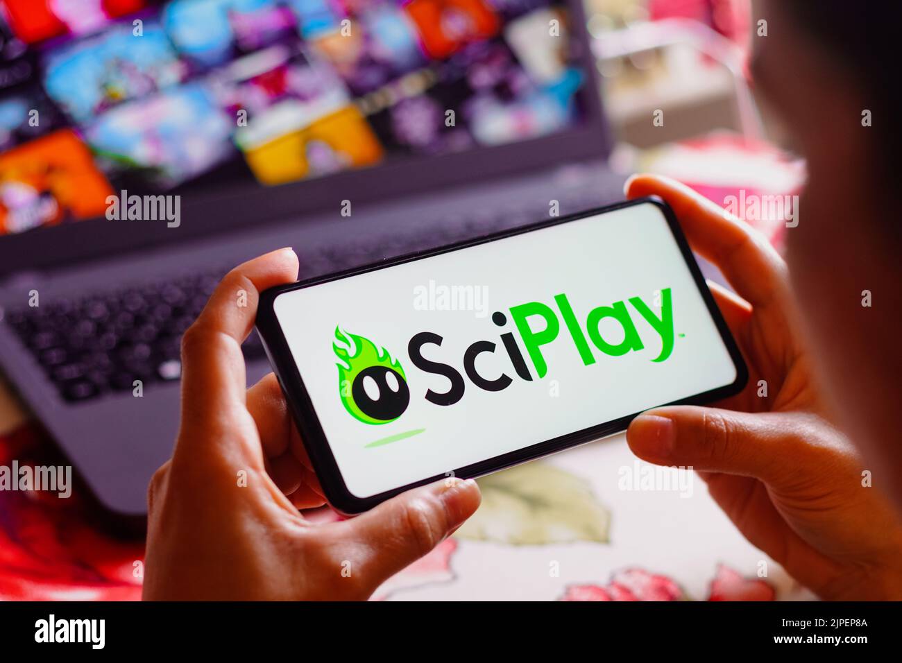En esta ilustración fotográfica, el logotipo de SciPlay se muestra en la pantalla de un smartphone. Foto de stock