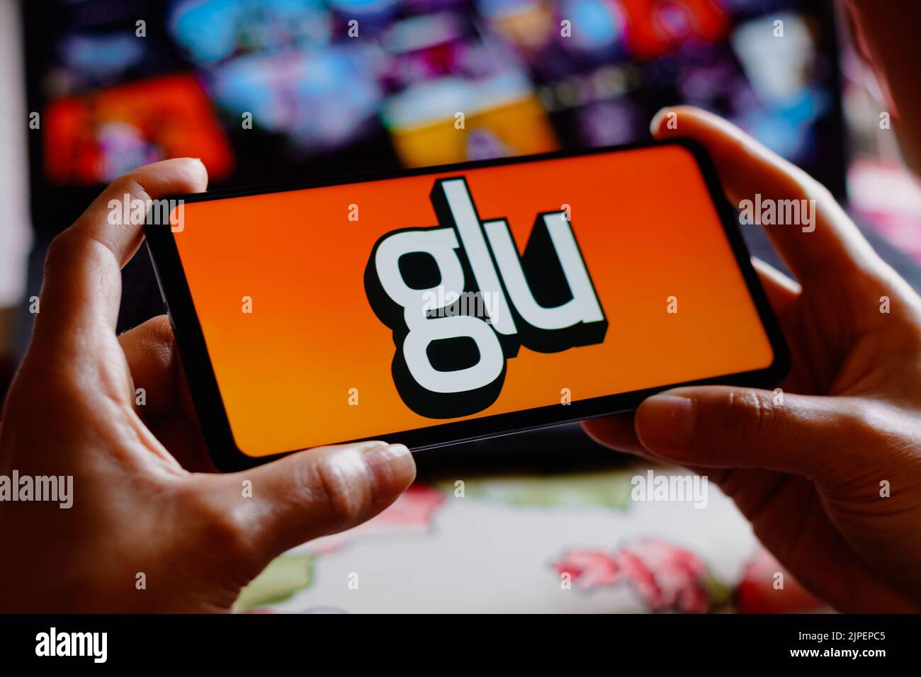 En esta ilustración fotográfica, el logotipo de Glu Mobile se muestra en la pantalla de un smartphone. Foto de stock