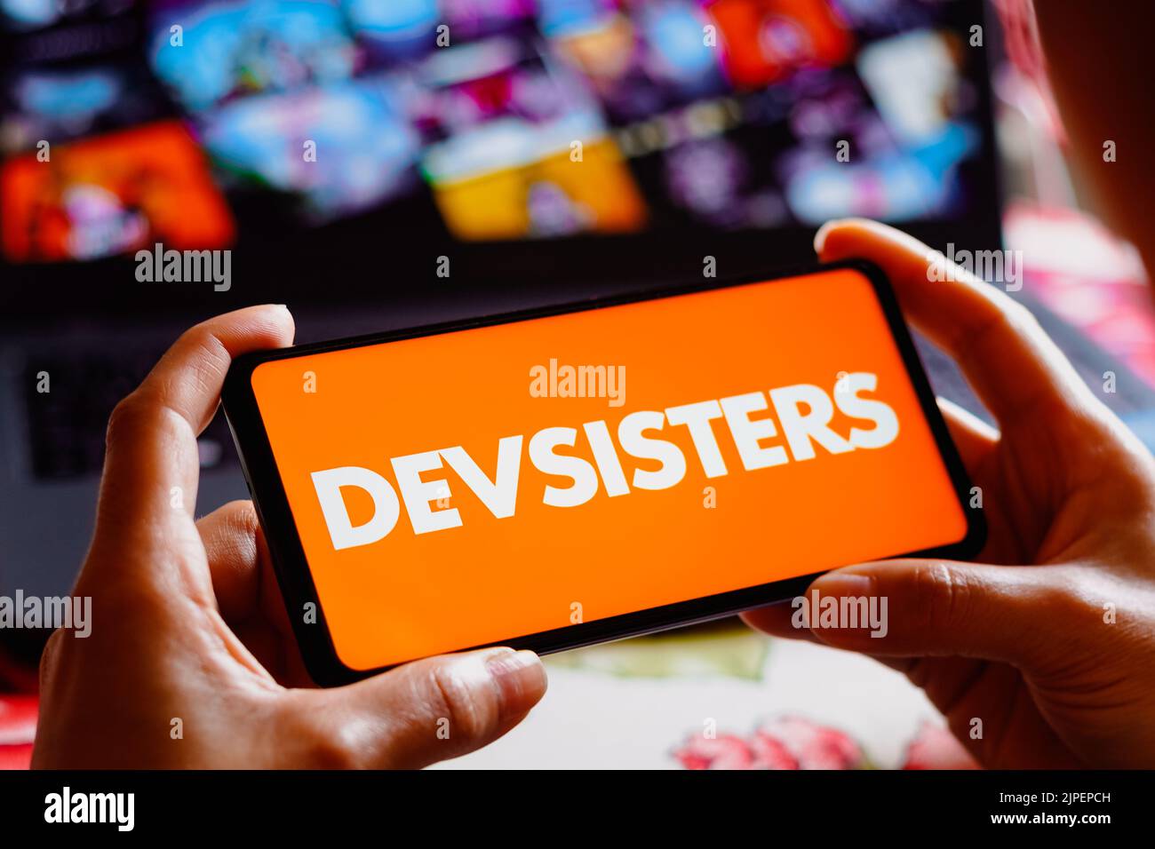 En esta ilustración fotográfica, se muestra el logotipo de Devsisters Corporation en la pantalla de un smartphone. Foto de stock