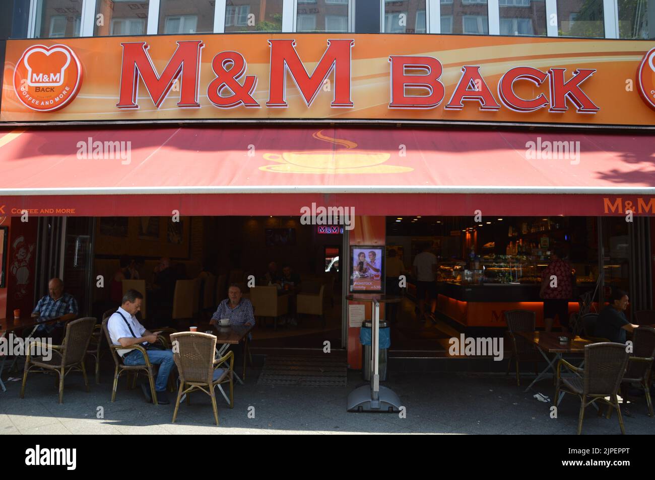 Berlín, Alemania - 14 de agosto de 2022 - M&M BACK CAFE en Wilmersdorfer Strasse en Charlottenburg. (Foto de Markku Rainer Peltonen) Foto de stock