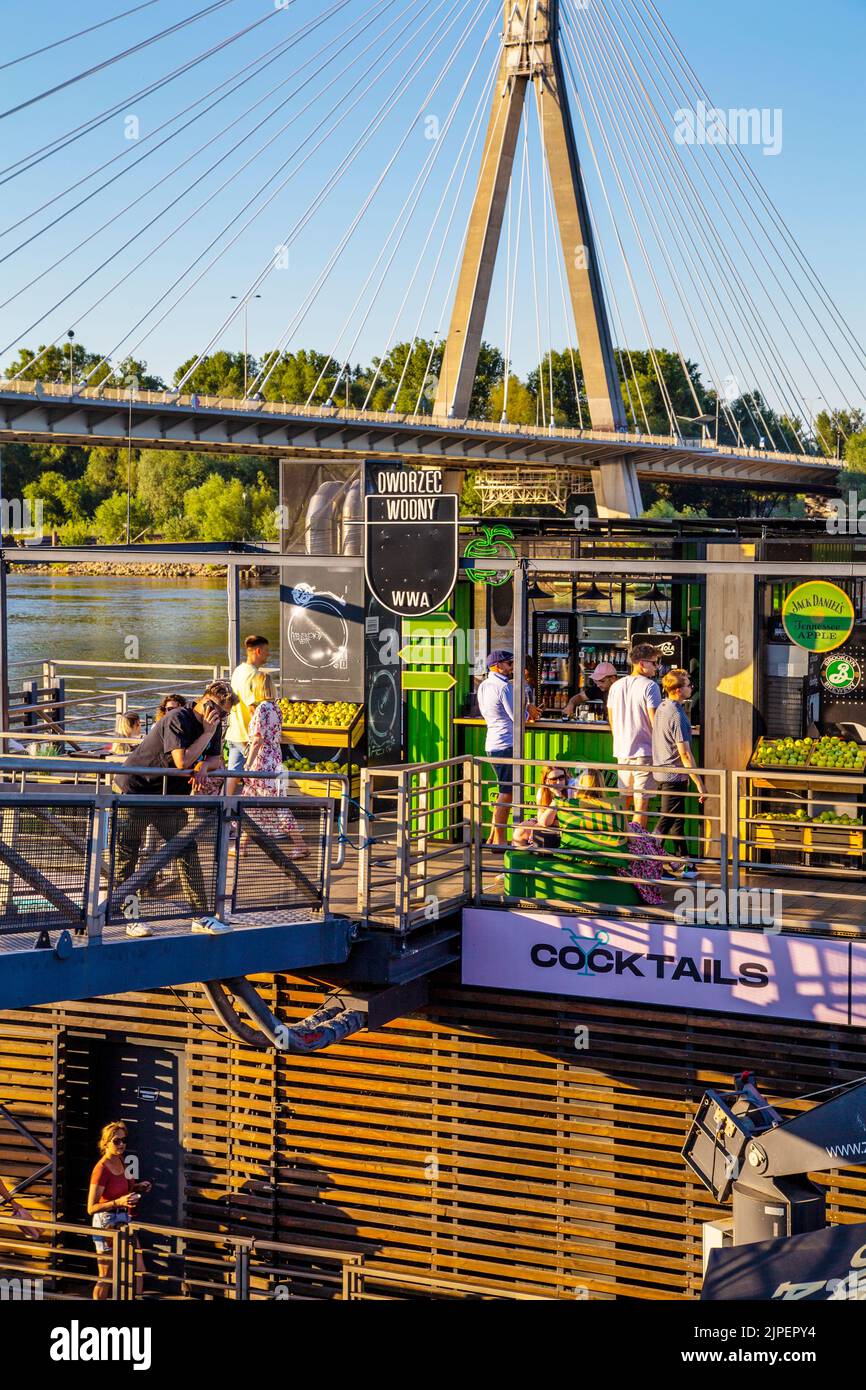 Bar flotante y club en una barcaza Dworzec Wodny en el río Vístula, Powisle, Varsovia, Polonia Foto de stock