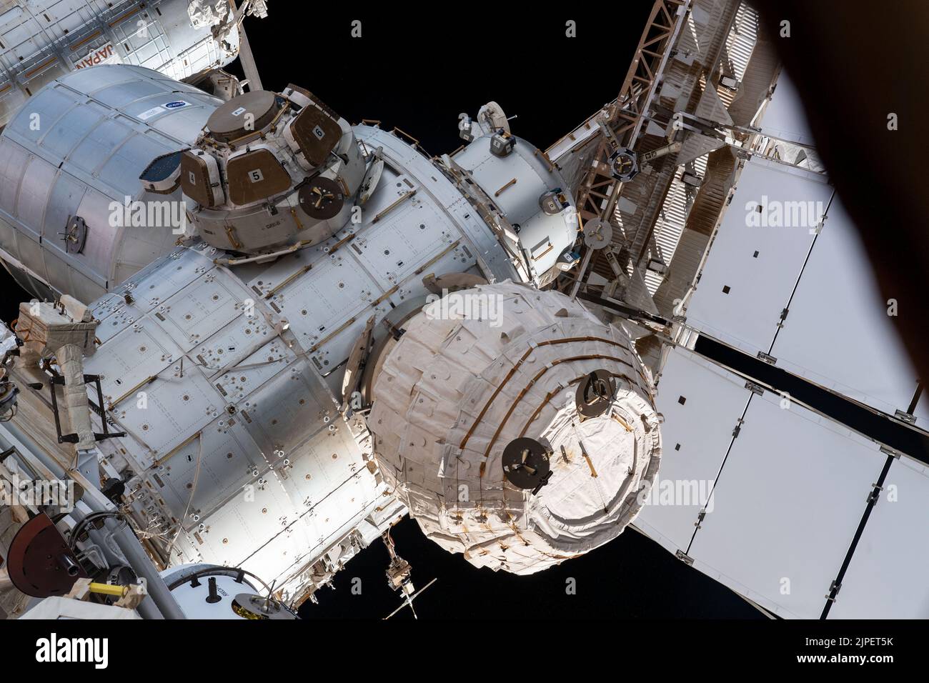 Atmósfera de la Tierra. 2nd de Ago de 2022. Esta vista desde una ventana en el segmento ruso de la Estación Espacial Internacional muestra el Módulo de Actividades Expandables Bigelow (BEAM), la cúpula con sus siete ventanas cerradas, y la esclusa de NanoRacks Bishop. Detrás de la cúpula se encuentra el módulo polivalente Leonardo Permanment. Los cuatro componentes están conectados al módulo Tranquility. Crédito: NASA/ZUMA Press Wire Service/ZUMAPRESS.com/Alamy Live News Foto de stock