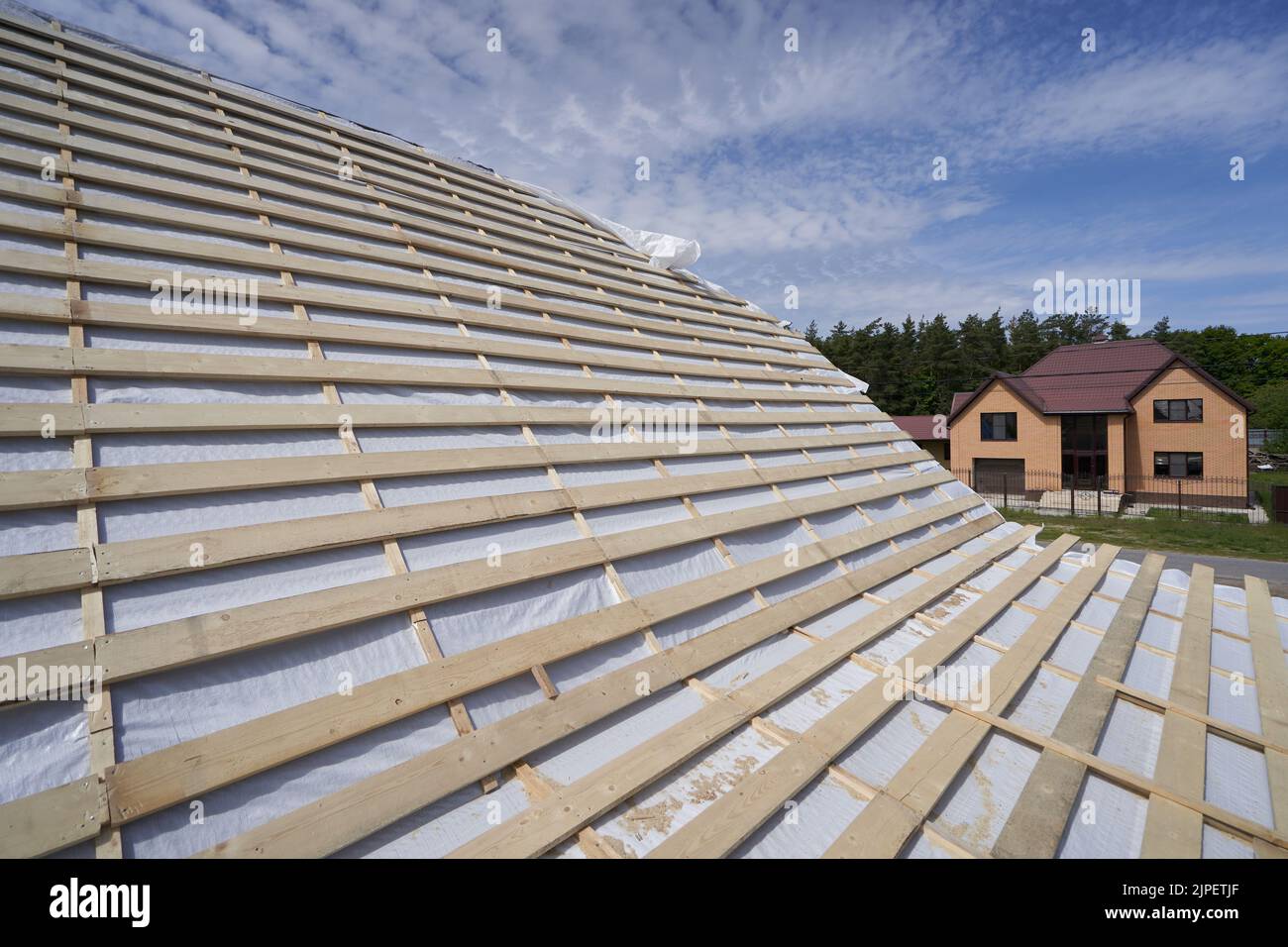 Construcción de techo e impermeabilización bajo tejas metálicas. Foto de stock