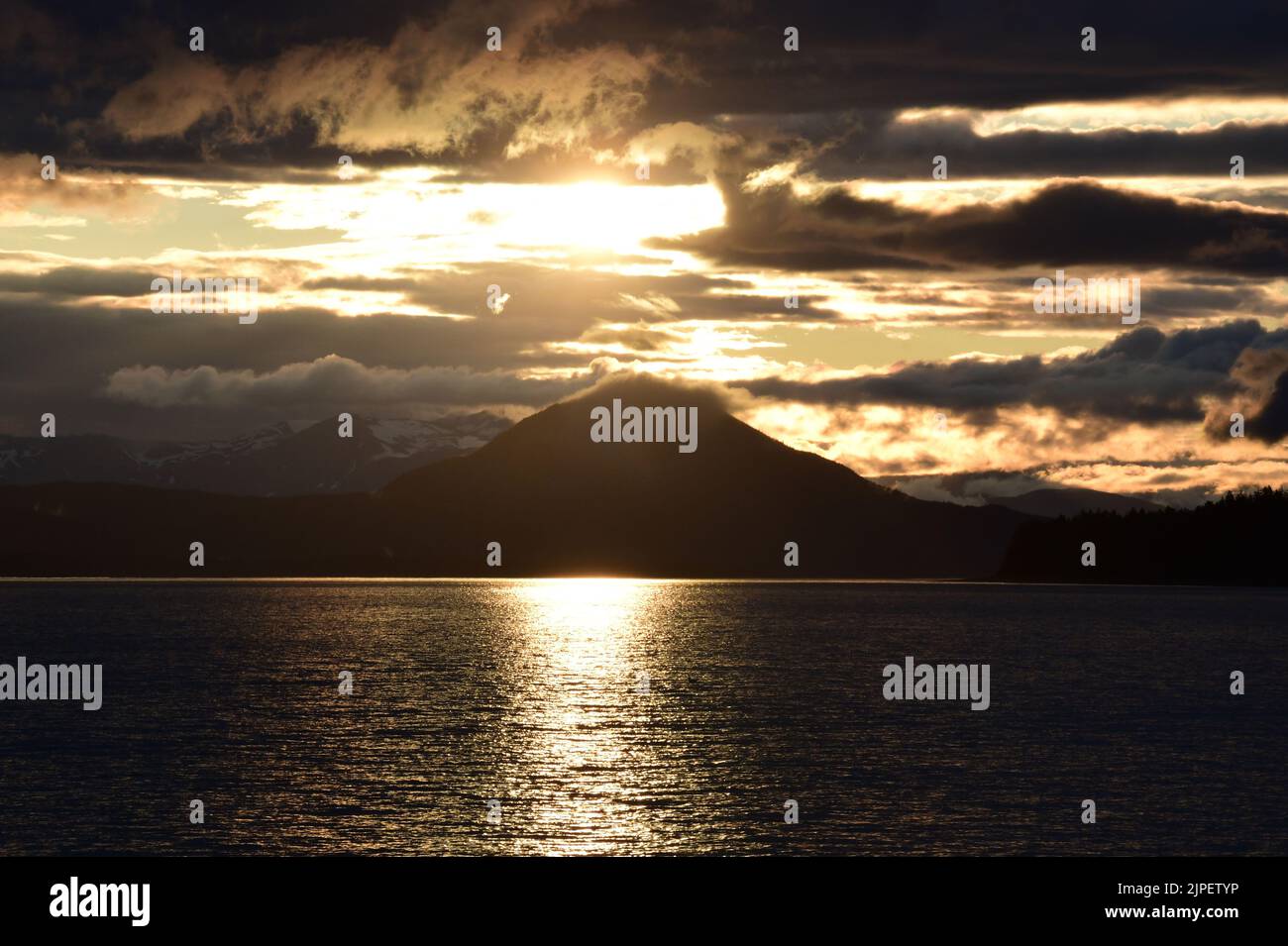 Juneau, Alaska, EE.UU. 31st de julio de 2022. La puesta de sol se ve desde un crucero al norte de Juneau, Alaska, el domingo 31 de julio de 2022. (Imagen de crédito: © Mark Hertzberg/ZUMA Press Wire) Foto de stock
