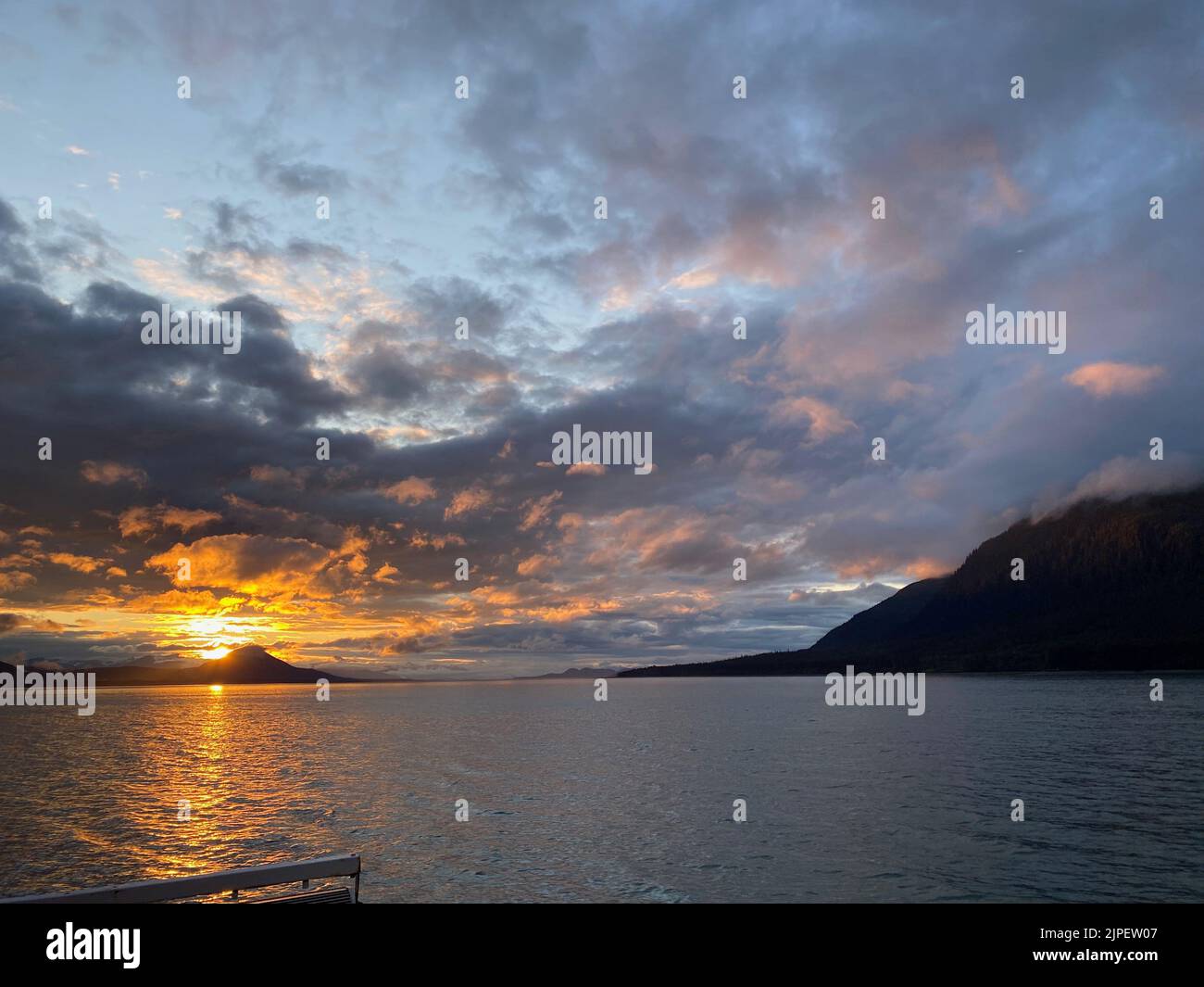 Juneau, Alaska, EE.UU. 31st de julio de 2022. La puesta de sol se ve desde un crucero al norte de Juneau, Alaska, el domingo 31 de julio de 2022. (Imagen de crédito: © Mark Hertzberg/ZUMA Press Wire) Foto de stock