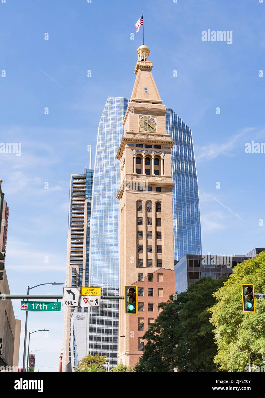 La histórica torre del reloj Daniels & Fisher, junto al 16th Street Mall, en el centro de Denver, Colorado Foto de stock