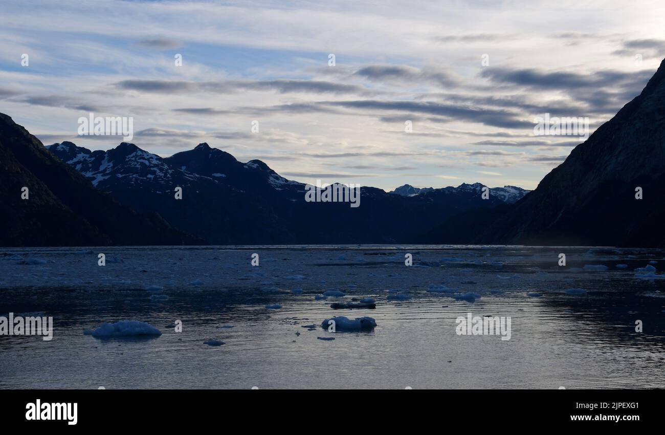 Glacier Bay, Alaska, Estados Unidos. 3rd de Ago de 2022. La salida del sol y la luz de la mañana se ven desde un crucero en el Parque Nacional Glacier Bay, Alaska, el miércoles 3 de agosto de 2022. (Imagen de crédito: © Mark Hertzberg/ZUMA Press Wire) Foto de stock