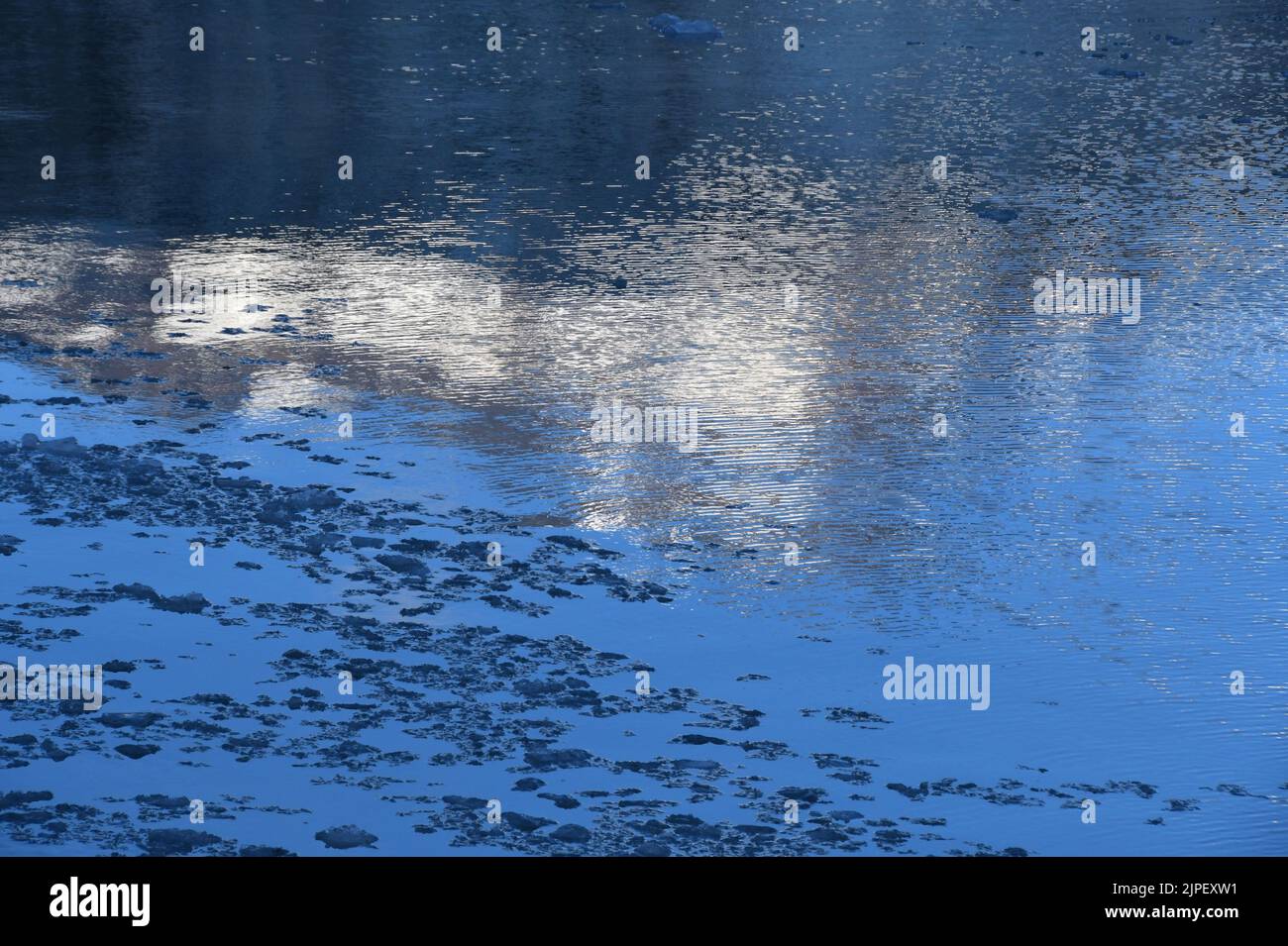 Glacier Bay, Alaska, Estados Unidos. 3rd de Ago de 2022. La salida del sol y la luz de la mañana se ven desde un crucero en el Parque Nacional Glacier Bay, Alaska, el miércoles 3 de agosto de 2022. (Imagen de crédito: © Mark Hertzberg/ZUMA Press Wire) Foto de stock