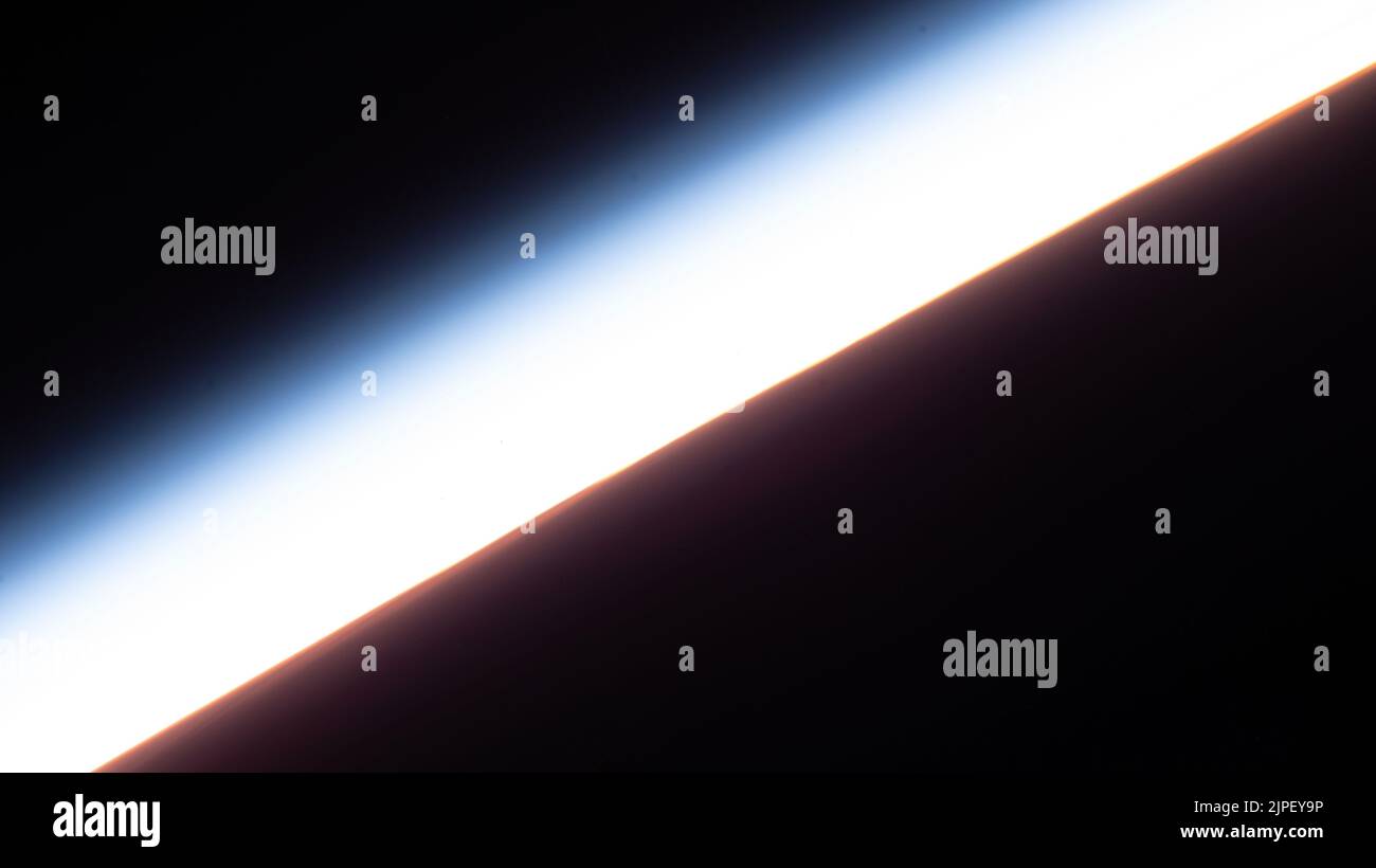 Atmósfera de la Tierra. 20th de junio de 2022. Una puesta de sol orbital se muestra desde la Estación Espacial Internacional, ya que se elevaba 267 millas por encima del Océano Pacífico sur. Crédito: NASA/ZUMA Press Wire Service/ZUMAPRESS.com/Alamy Live News Foto de stock
