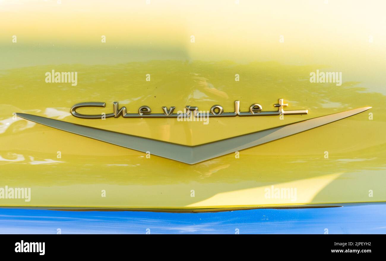 Loveland, CO - Julio de 9,2022: Emblema del capó delantero de un Chevrolet Bel Air amarillo en el Salón de Automóviles Clásico de Loveland Foto de stock