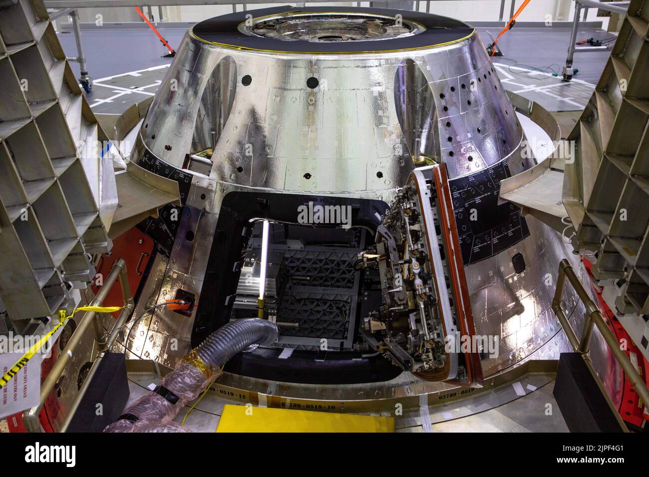 Centro Espacial Kennedy, Florida, EE.UU. 23rd de Nov de 2020. Fijada a la parte superior de Orión para la misión de Artemis I está la brillante, recientemente instalada cubierta de la bahía. Esta pieza crítica de hardware protegerá la parte superior del módulo de la tripulación de Orión a medida que la cápsula se revienta a través de la atmósfera de la Tierra a velocidades de más de 25.000 mph. Después de la reentrada, los mecanismos del jettison generarán suficiente empuje para empujar la cubierta lejos de la nave espacial y permitir que los tres paracaídas principales se desplieguen, estabilizando y reduciendo la velocidad de la cápsula a 20 mph o menos para una caída segura en el Océano Pacífico. (Imagen de Crédito: © Co Foto de stock
