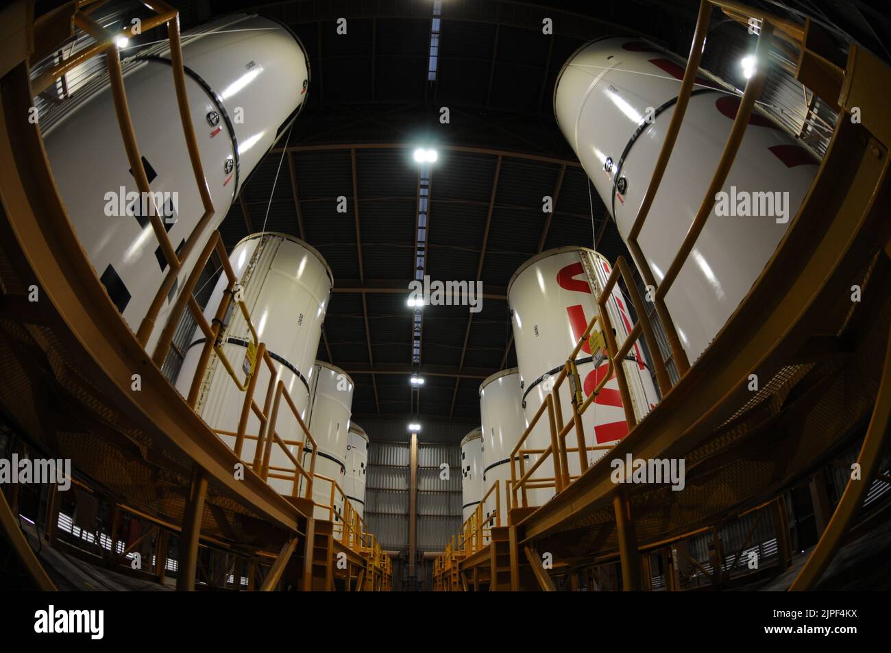 Centro Espacial Kennedy, Florida, EE.UU. 25th de Nov de 2020. Ocho segmentos de motores de cohetes para el primer vuelo del Sistema de Lanzamiento Espacial (SLS) de la NASA están alineados en preparación para apilarlos en el Centro Espacial Kennedy de la NASA en Florida. A medida que cada segmento terminaba el procesamiento, los trabajadores los trasladaban a la bahía de bombeo en la Instalación de Rotación, Procesamiento y Sobretensión de Kennedy. Cada uno de los propulsores de cohete sólido de 177 pies de altura completamente montados en SLS produce más de 3,6 millones de libras de empuje y juntos proporcionan más del 75% del empuje total durante los primeros dos minutos de lanzamiento y vuelo. Los segmentos de booster Foto de stock