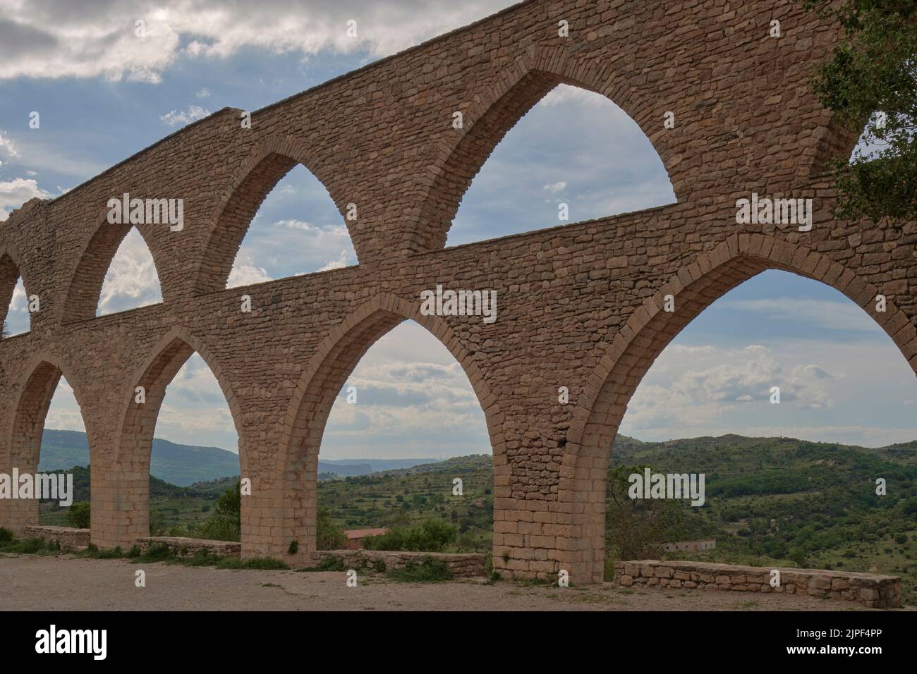 Arcos de Santa Llucia, acueducto de Morella en Castellón Maestrazgo en el cielo azul de España Foto de stock