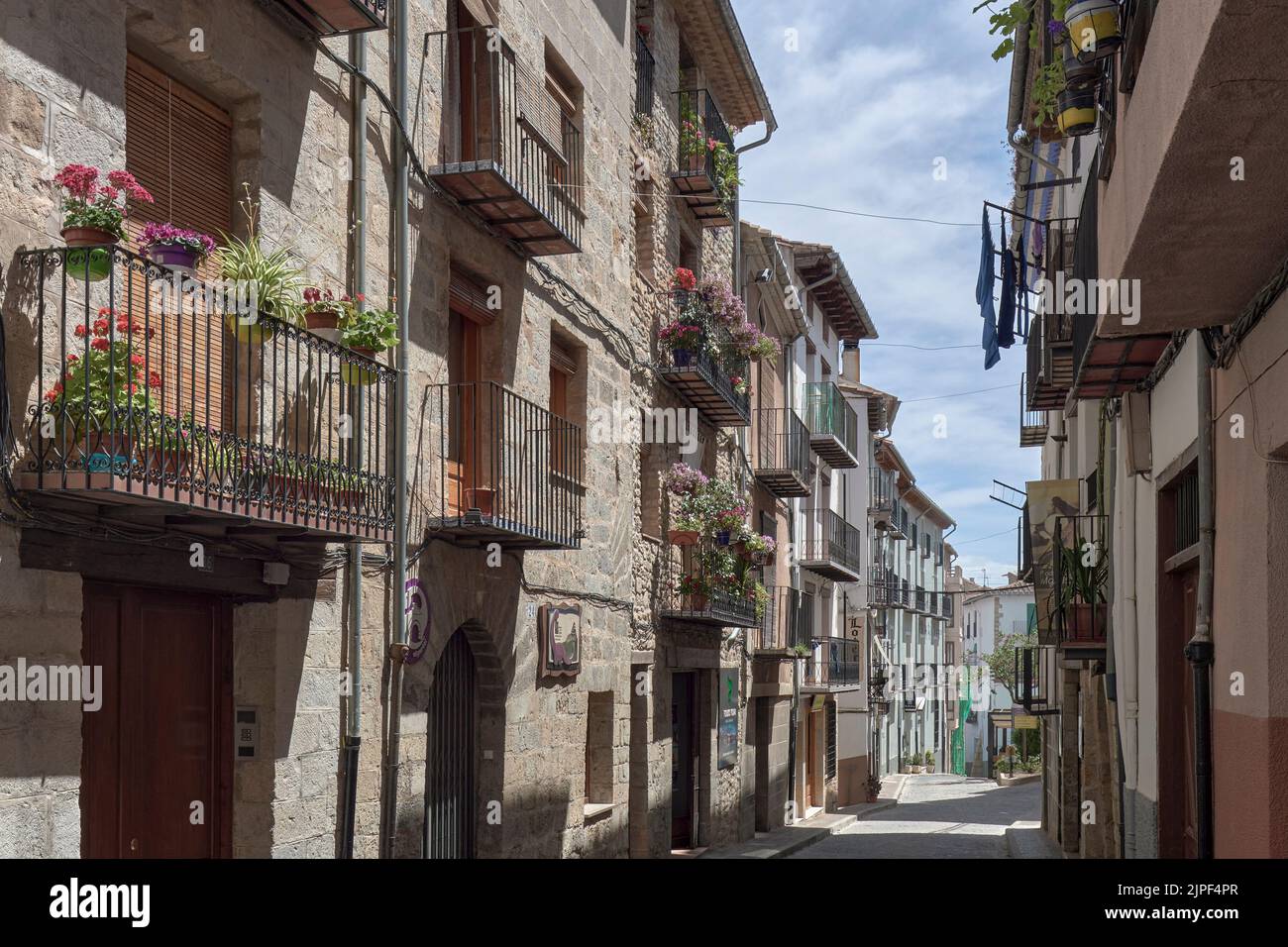 Calle vacía en Morella, Castellón, España Foto de stock