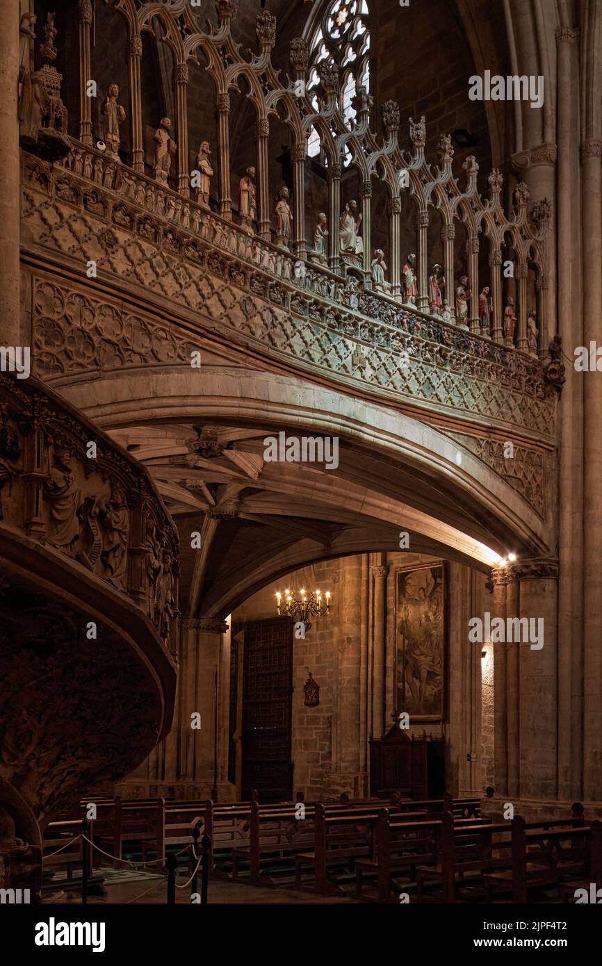 Escalera de caracol ornamentada del coro de la Iglesia del Arzobispado de Santa María la Mayor, Morella, Castellón, Comunidad Valenciana, España, Europa Foto de stock