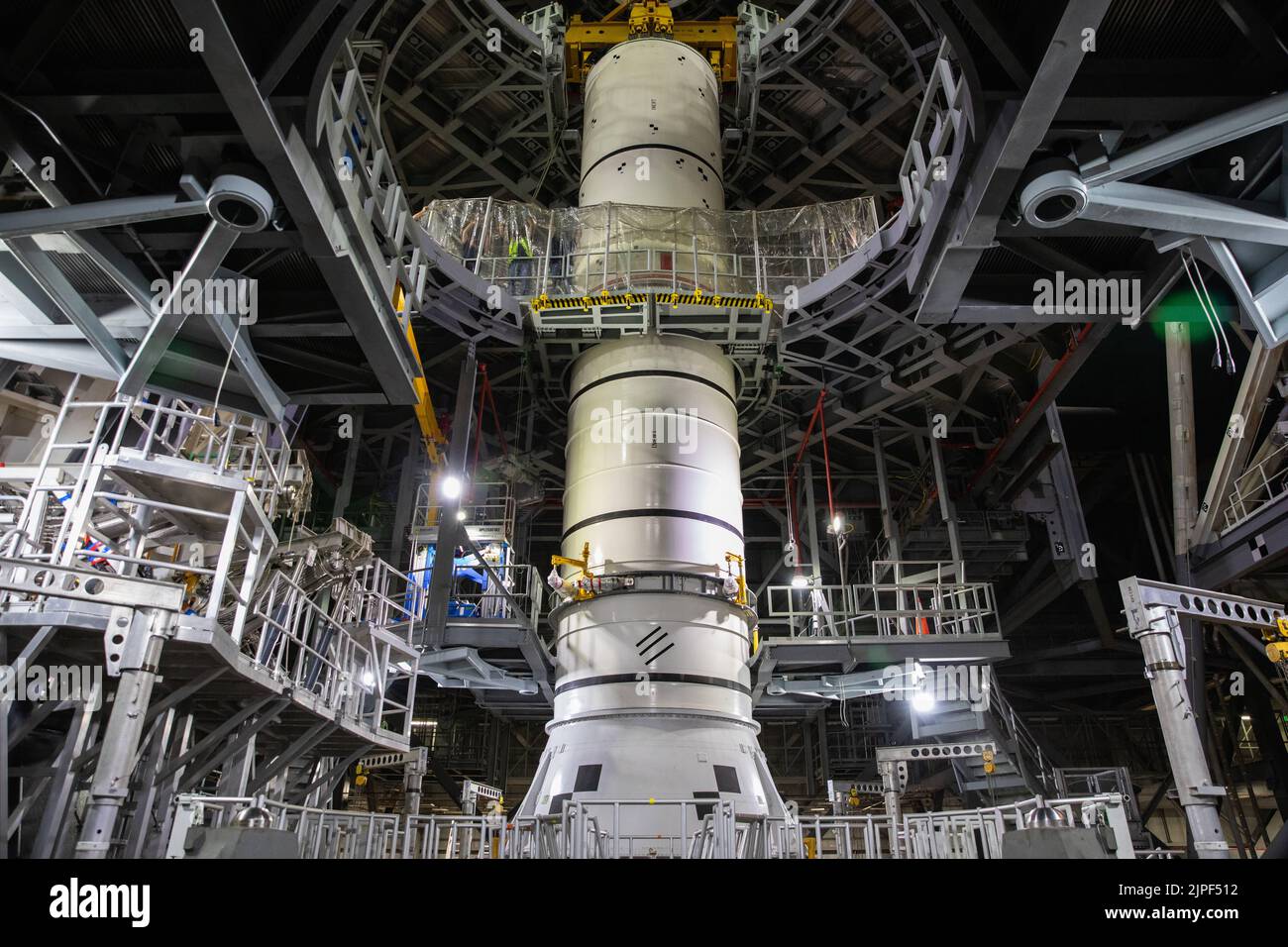 Centro Espacial Kennedy, Florida, EE.UU. 14th de Sep de 2020. Artemis I es la primera de una serie de misiones cada vez más complejas que permitirán la exploración humana a la Luna y Marte. El primer lanzamiento de SLS a Moon de 2022 con Be Unmanned. En 2024 la NASA planea enviar a la primera mujer a la luna.Los técnicos de los Sistemas de Exploración Terrestre de la NASA bajan un simulacro, O pathfinder, del segmento de refuerzo central del Sistema de Lanzamiento Espacial (SLS) en un segmento de pathfinder de popa dentro del Edificio de Ensamblaje de Vehículos (VAB) en el Centro Espacial Kennedy de la agencia en Florida el 14 de septiembre de 2020. Los equipos ensayaron el bot de apilamiento Foto de stock
