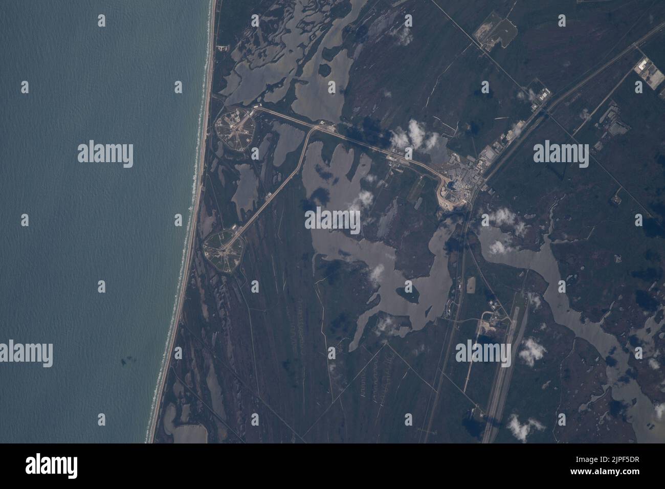 Centro Espacial Kennedy, Florida, EE.UU. 30th de Mar de 2022. El cohete del Sistema de Lanzamiento Espacial (SLS) de ASA con la nave espacial Orion en la parte superior se muestra en Florida desde la estación espacial. Artemis I es la primera de una serie de misiones cada vez más complejas que permitirán la exploración humana a la Luna y Marte. El primer lanzamiento de SLS a Moon de 2022 con Be Unmanned. En 2024 la NASA planea enviar a la primera mujer a la luna. Crédito: NASA/ZUMA Press Wire Service/ZUMAPRESS.com/Alamy Live News Foto de stock