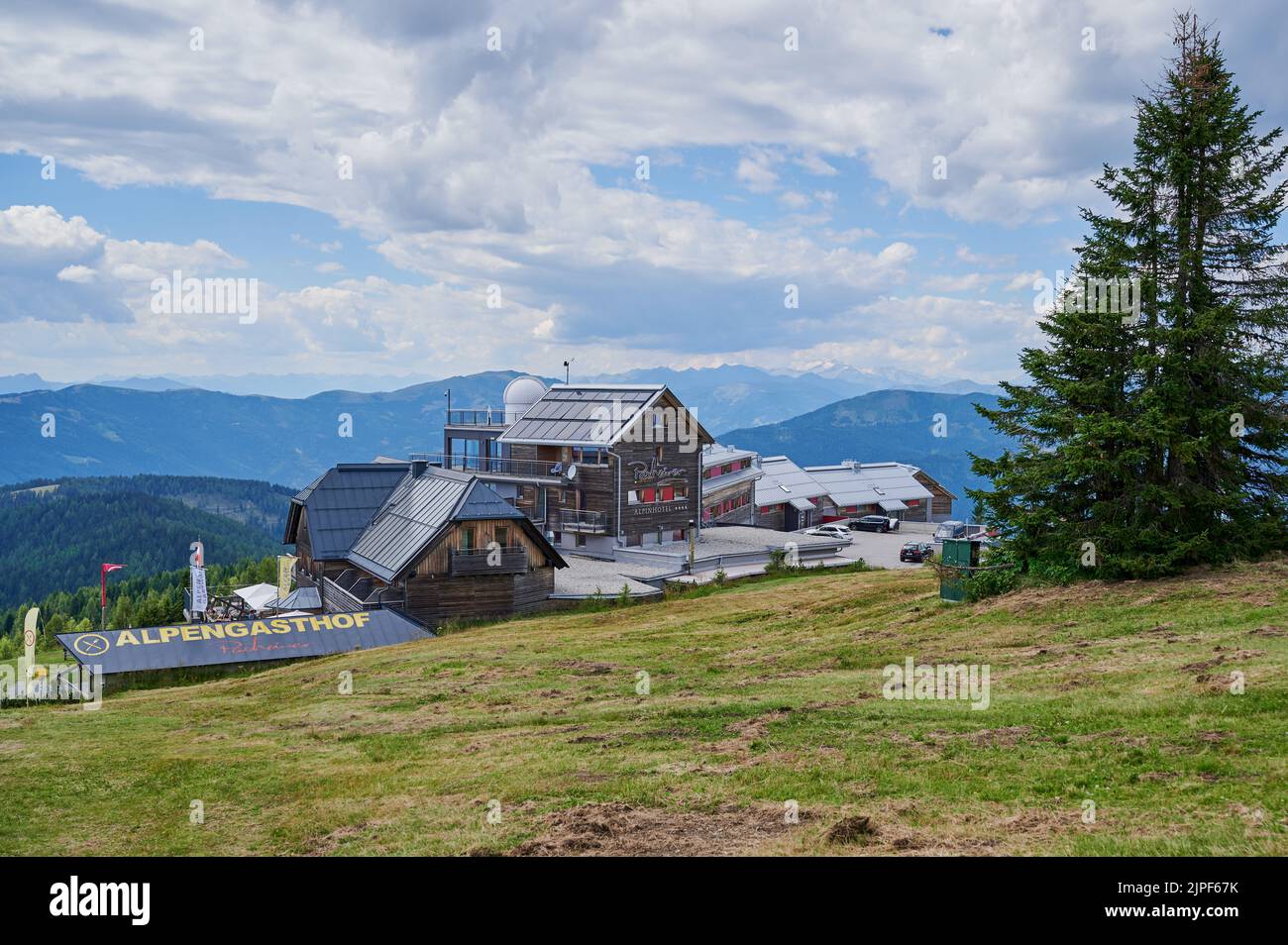 Gerlitzen, Carintia, Austria - 01 de agosto de 2022: Alpine Inn en la parte superior de Gerlitzen Alpe en Austria en verano Foto de stock
