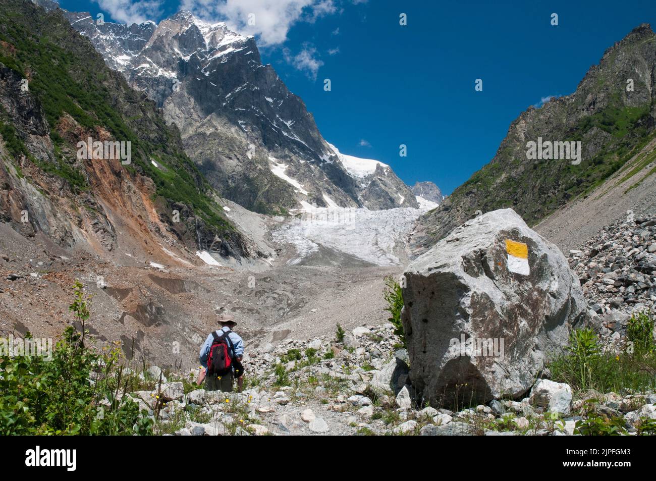 Glaciar Chalaad cerca del pueblo Svaneti de Mestia en las Montañas Caucásicas de Georgia Foto de stock