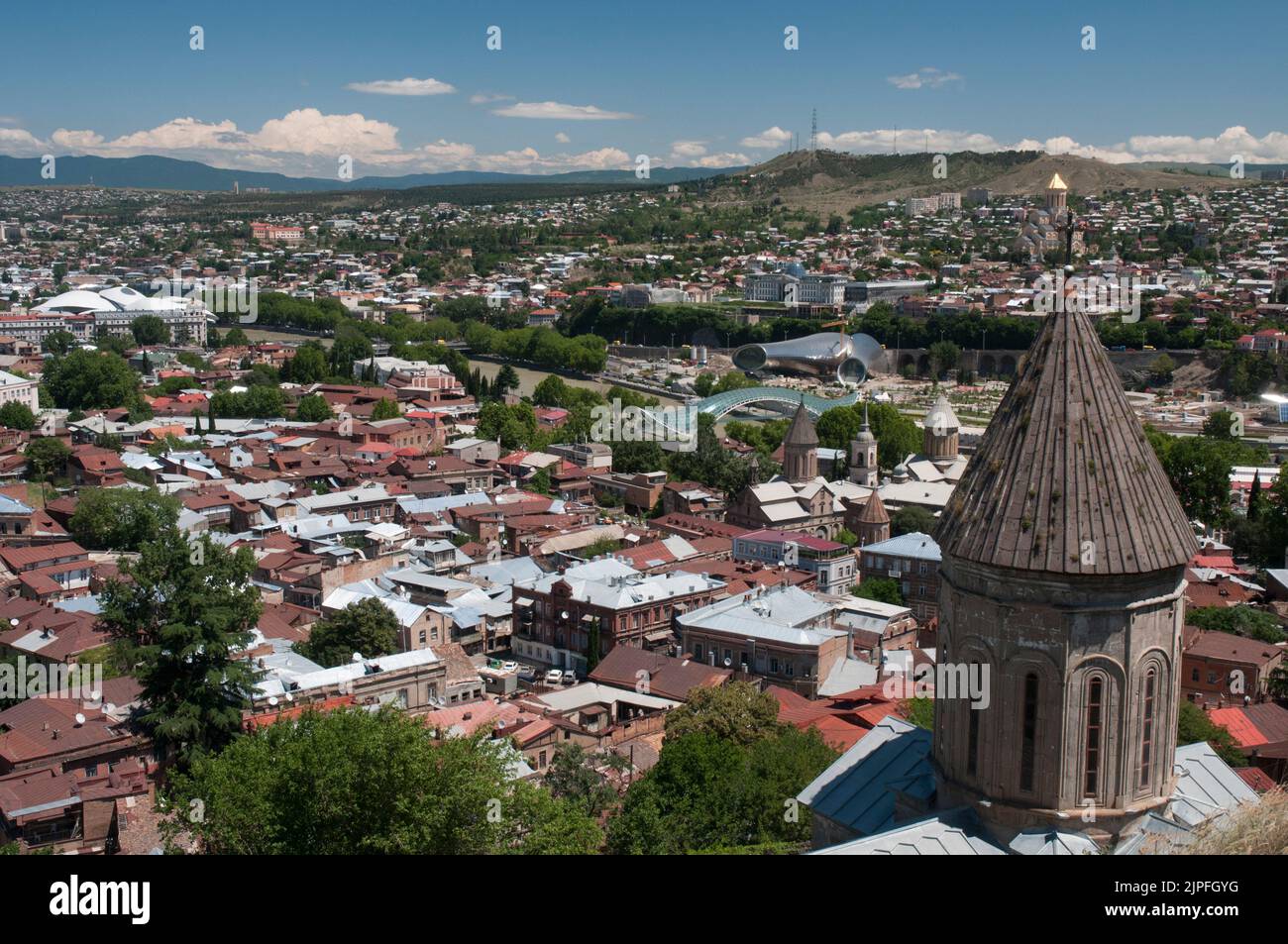 Tbilisi, mirando al NE desde la ladera debajo de la fortaleza de Nariqala, república de Georgia Foto de stock