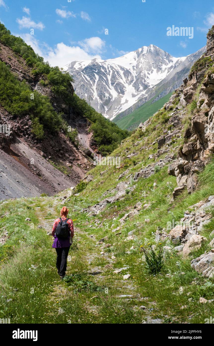 Excursionista en el valle de Truso, en el Alto Cáucaso, Georgia, que limita con el territorio renegado patrocinado por Rusia de Osetia del Sur Foto de stock