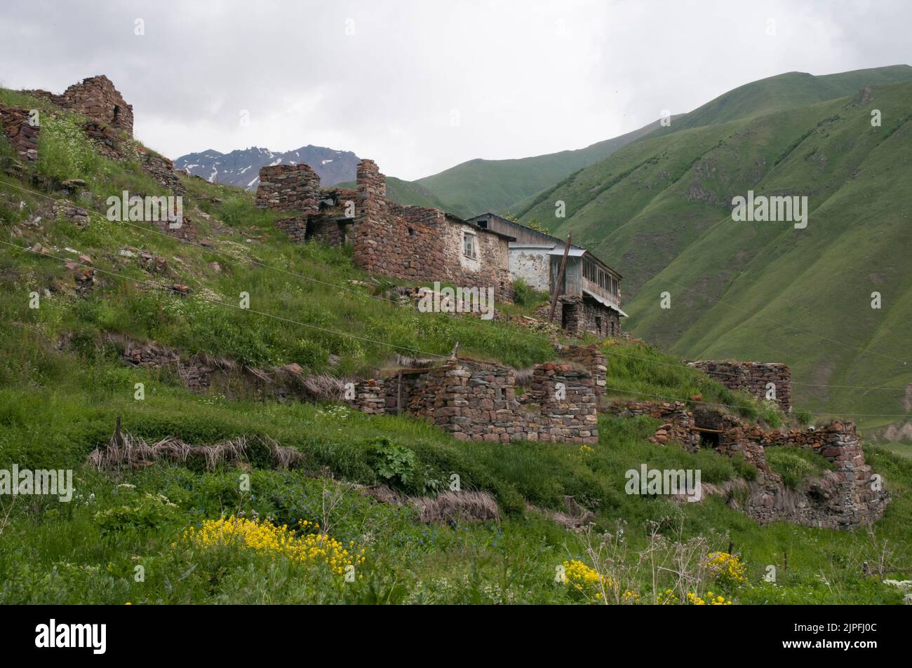 Aldea osetia abandonada y saqueada en el Alto Cáucaso, Georgia, que limita con el territorio renegado patrocinado por Rusia de Osetia del Sur Foto de stock
