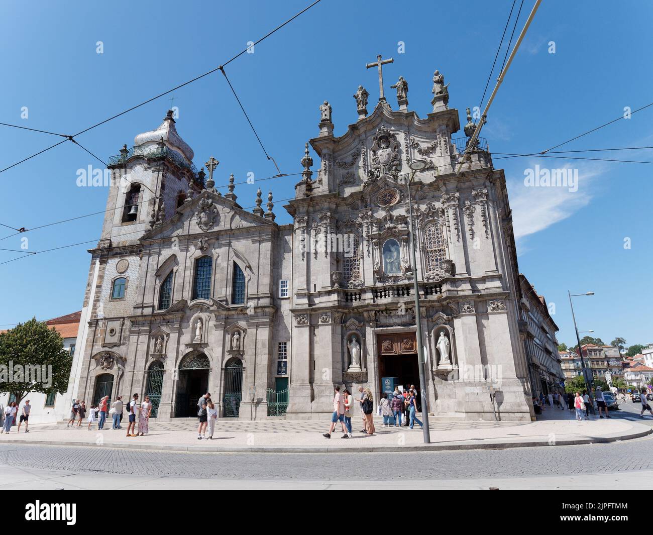 Igreja do Carmo, Iglesia de Carmo, una iglesia barroca con azulejos en sus lados. Dos iglesias conectadas por una casa de 1 metros de ancho que separa a monjes y monjas. Foto de stock