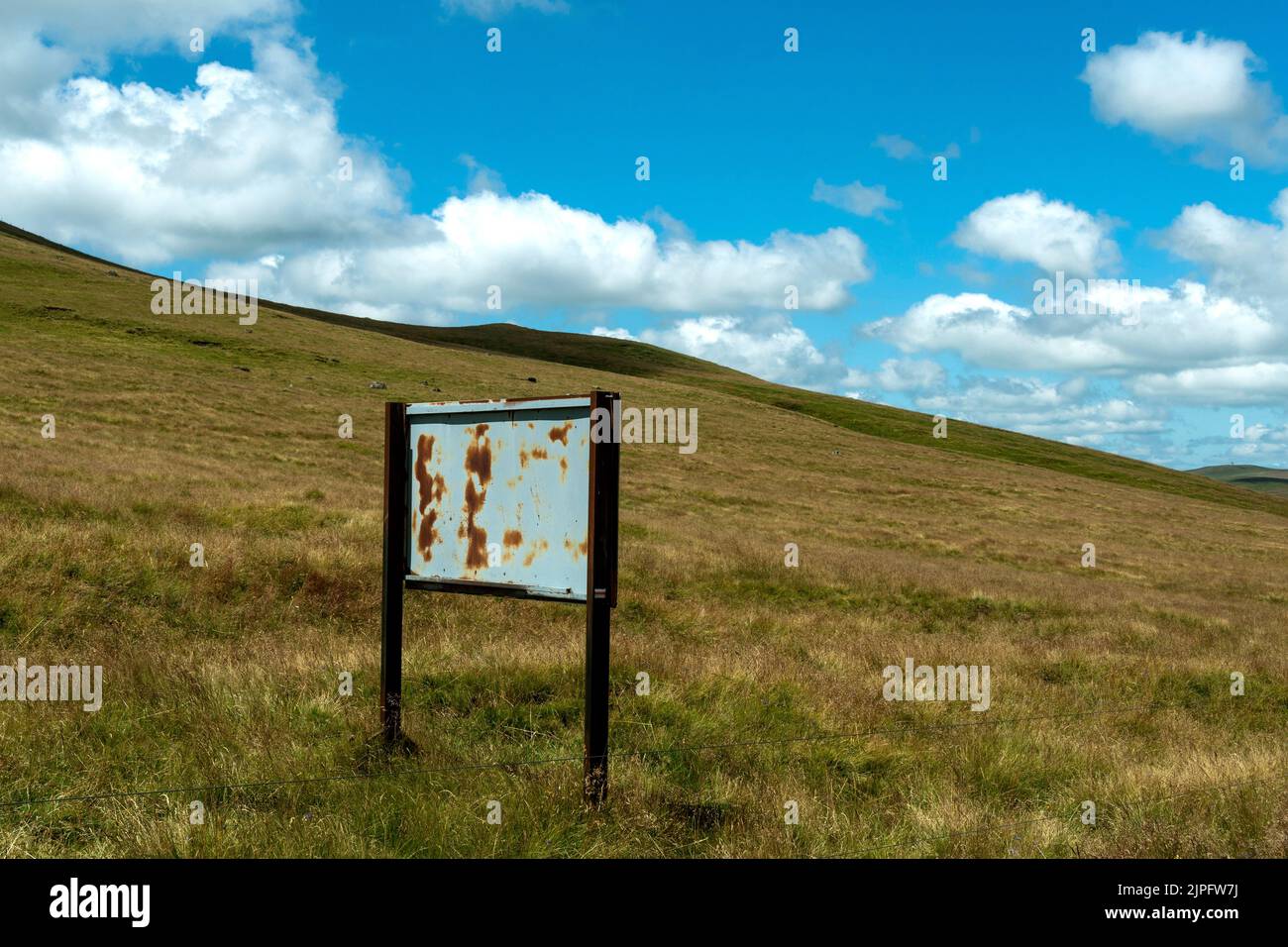 Viejo panel en una ladera de una colina desnuda en Francia Foto de stock