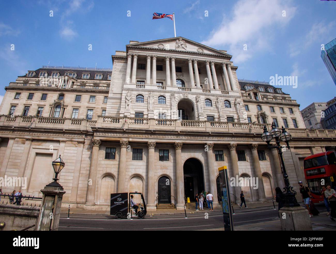 El Banco de Inglaterra en Threadneedle Street es el banco central del Reino Unido. Recientemente elevó la tasa de interés hasta el 1,75%. Foto de stock