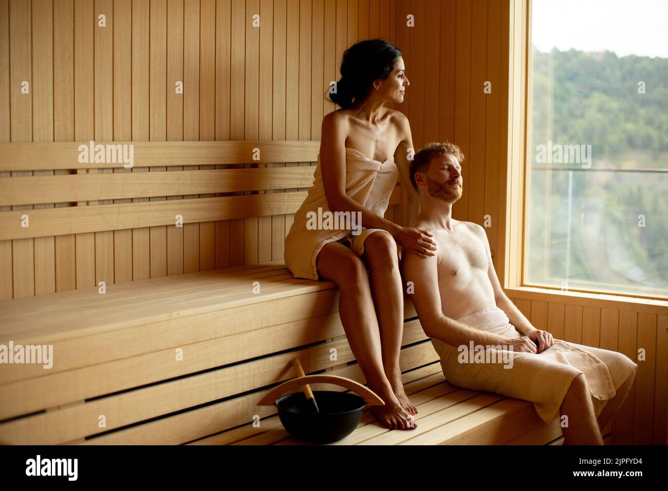 Apuesto joven pareja relajándose en la sauna Foto de stock