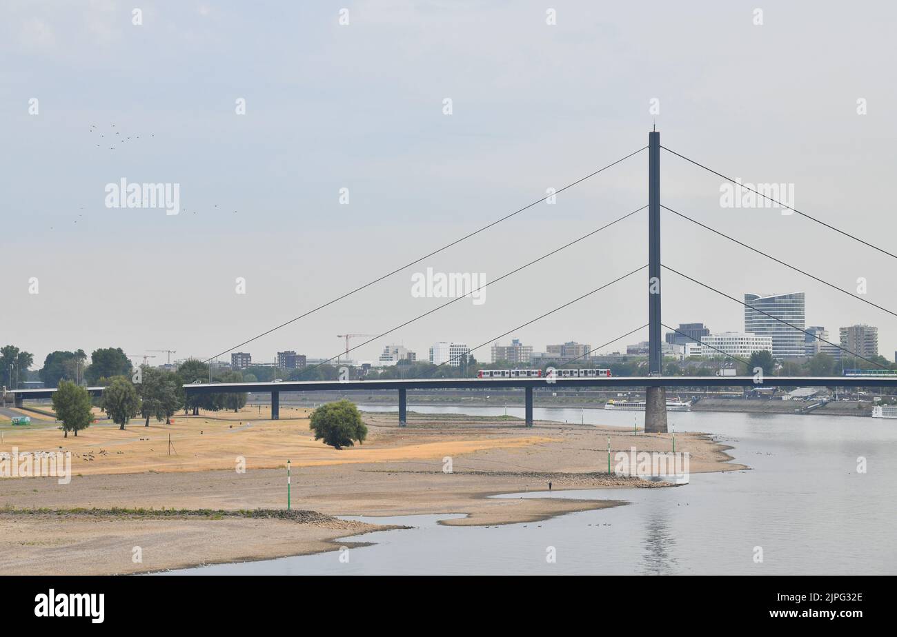 Berlín, Alemania. 17th de Ago de 2022. Foto tomada el 17 de agosto de 2022 muestra el río Rin en Dusseldorf, Alemania. El nivel de agua del río Rin ha disminuido debido a las altas temperaturas y a la sequía. Crédito: REN Pengfei/Xinhua/Alamy Live News Foto de stock