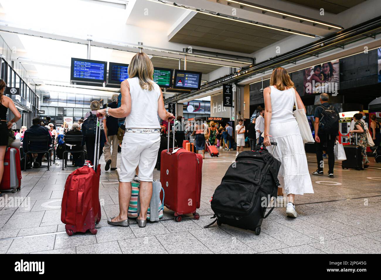 Gente cargando sus maletas antes de viajar para las grandes vacaciones de verano en la estación de tren Gare Montparnasse en París, Francia, el 17 de agosto de 2022. Foto de Victor Joly/ABACAPRESS.COM Foto de stock