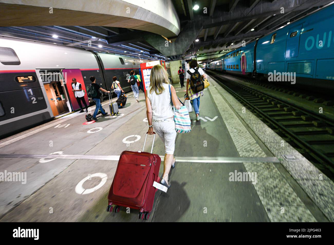 Gente cargando sus maletas antes de viajar para las grandes vacaciones de verano en la estación de tren Gare Montparnasse en París, Francia, el 17 de agosto de 2022. Foto de Victor Joly/ABACAPRESS.COM Foto de stock