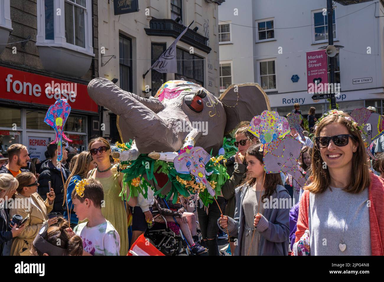 Coloridos trajes y efigies llevados a cabo en las celebraciones del desfile del Día de Mazey como parte del Festival de Golowan en Penzance en Cornwall en la U. Foto de stock