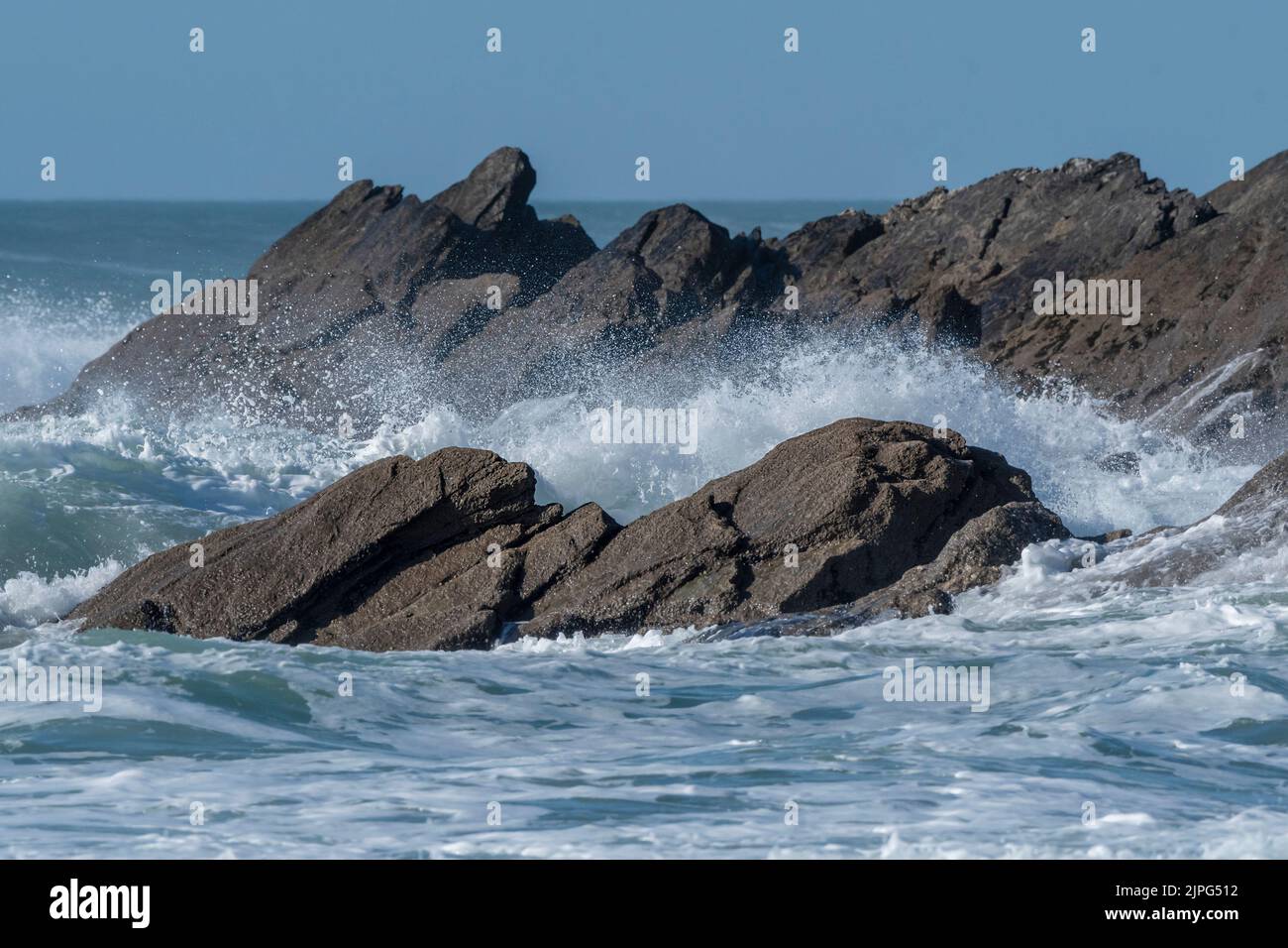 Olas que rompen en rocas en Towan Head en Newquay, en Cornwall, Reino Unido. Foto de stock