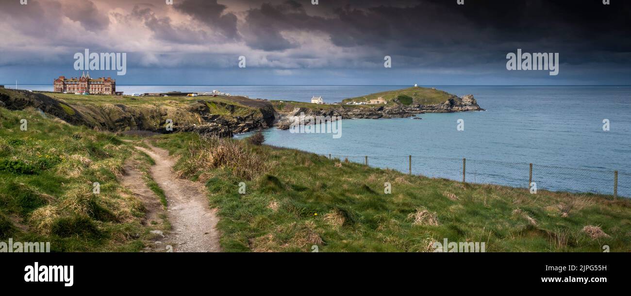 Una imagen panorámica de la ruta de la costa que conduce a Towan Head en la costa norte de Cornwall en el Reino Unido. Foto de stock