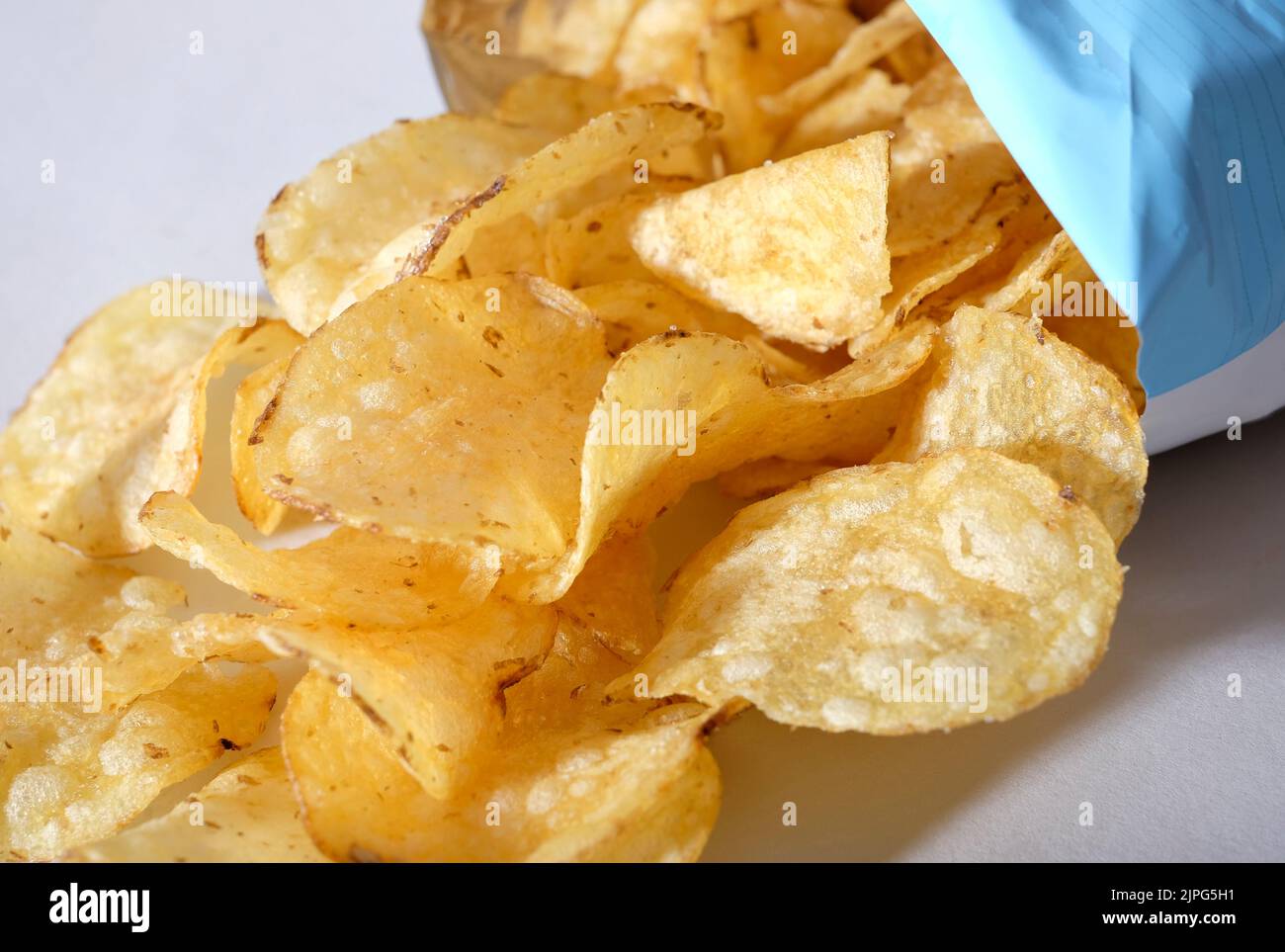 patatas fritas gourmet derramadas del paquete Foto de stock