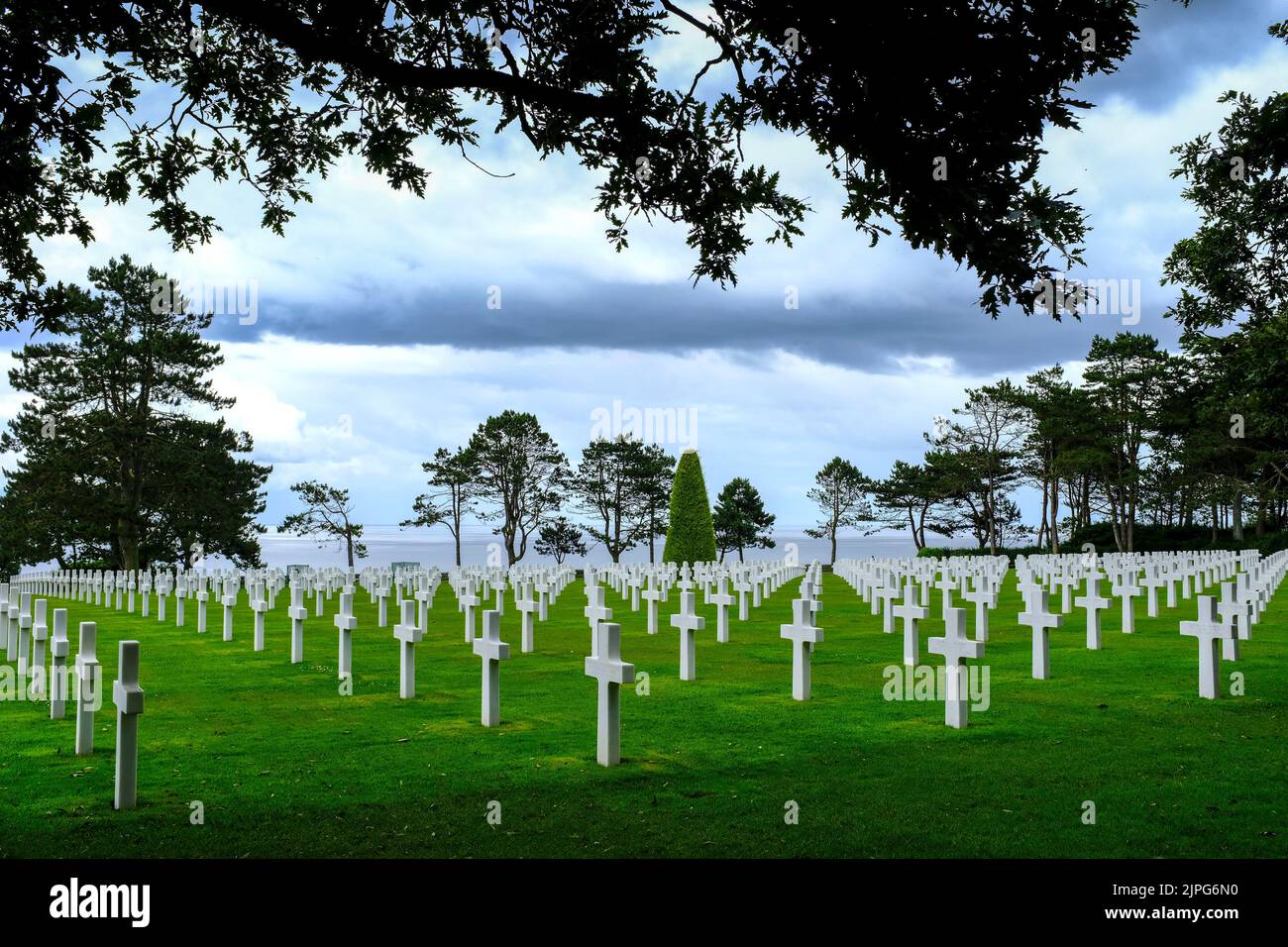 Frankreich, Colleville-sur-Mer, 30.06.2022: Grabkreuze auf dem amerikanischen Soldatenfriedhof in Collevilles-sur-Mer an der franzoesischen Kanalkuest Foto de stock