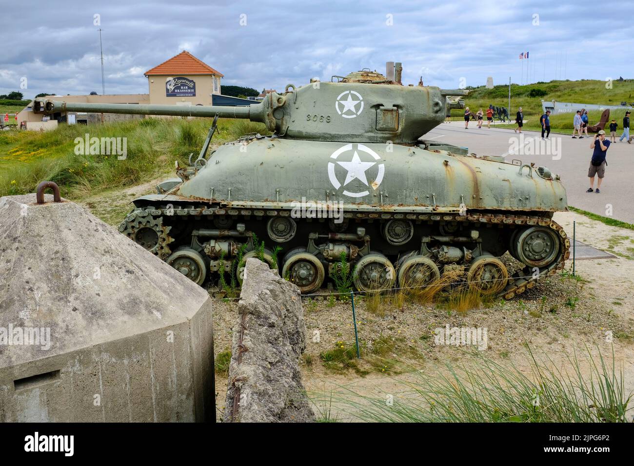 Frankreich, Sainte-Marie-du-Mont, 07.07.2022: ein alter amerikanischer Sherman Panzer in der Nähe des Landungs- Museums am Utah Beach erinnert an die Foto de stock