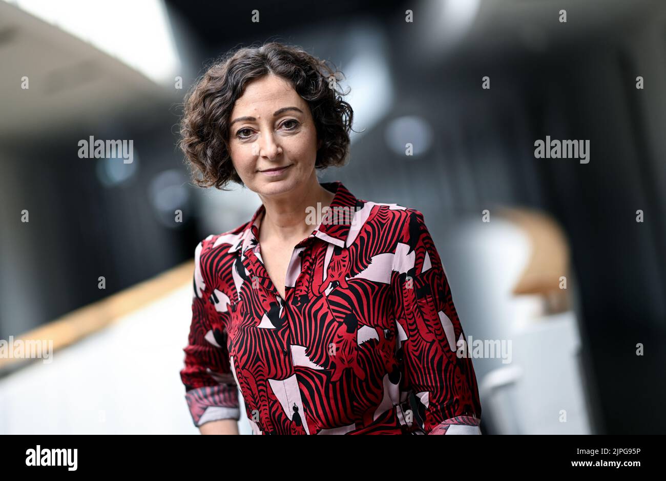 Berlín, Alemania. 16th de Ago de 2022. Ramona Pop, presidenta de la junta directiva de la Federación Alemana de Organizaciones de Consumidores (vzbv) al margen de una entrevista. (A dpa: 'El defensor del consumidor Pop: 'Muchas personas están desesperadas'') Crédito: Britta Pedersen/dpa/Alamy Live News Foto de stock